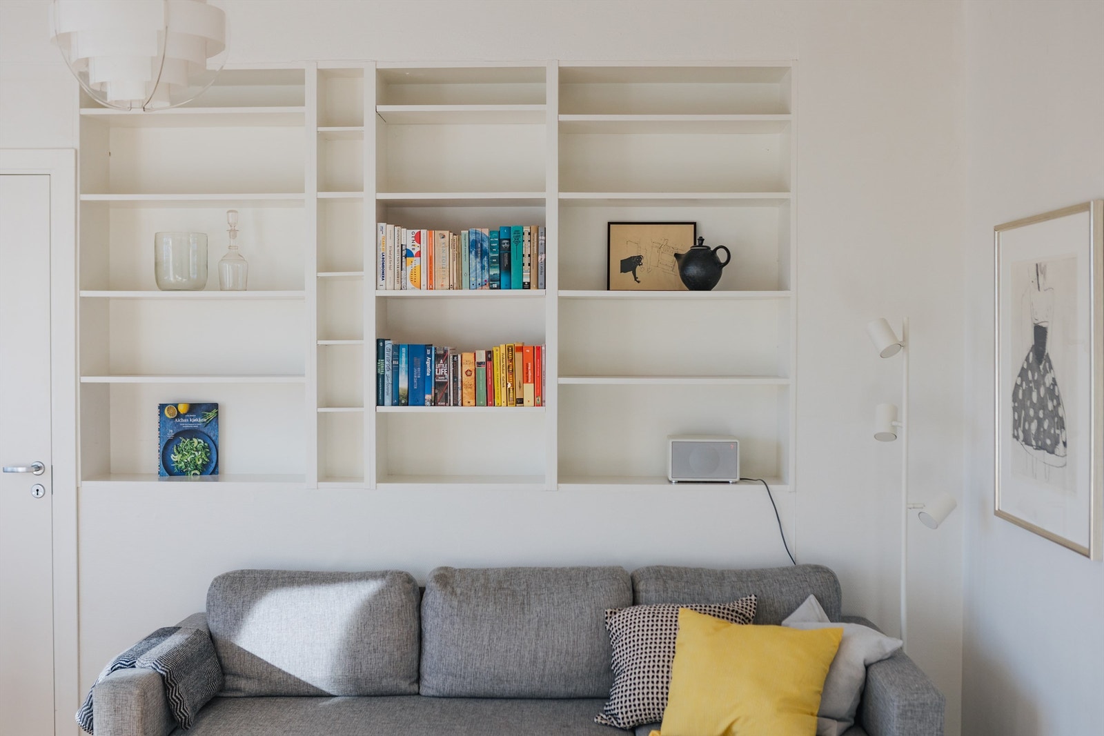 Plassbygget bokhylle gir gode oppbevaringsmuligheter Galleribilde