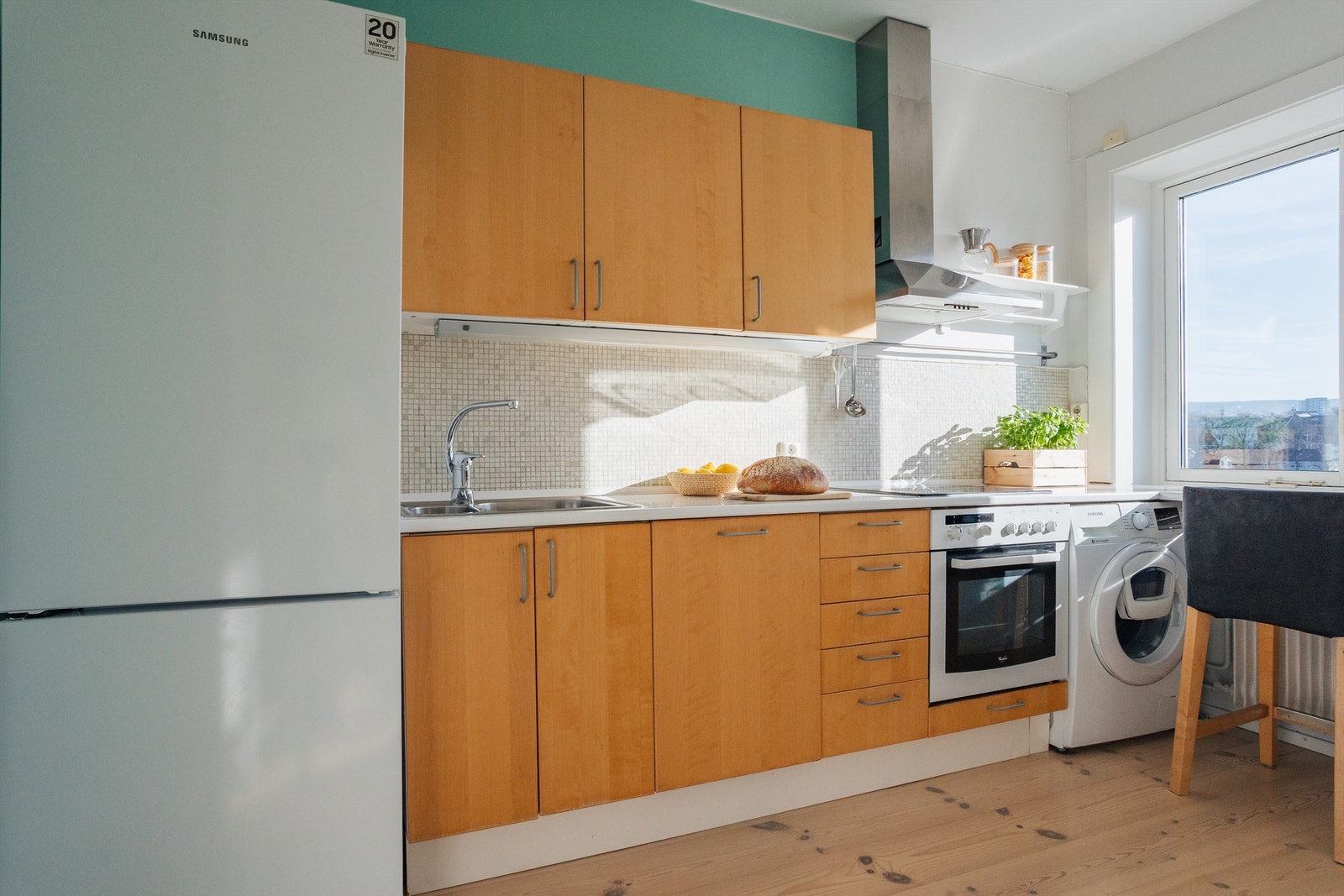 Kjøkkenet er utstyrt med integrert platetopp, stekeovn, kullfilterventilator og oppvaskmaskin, og har i tillegg opplegg for vaskemaskin Galleribilde