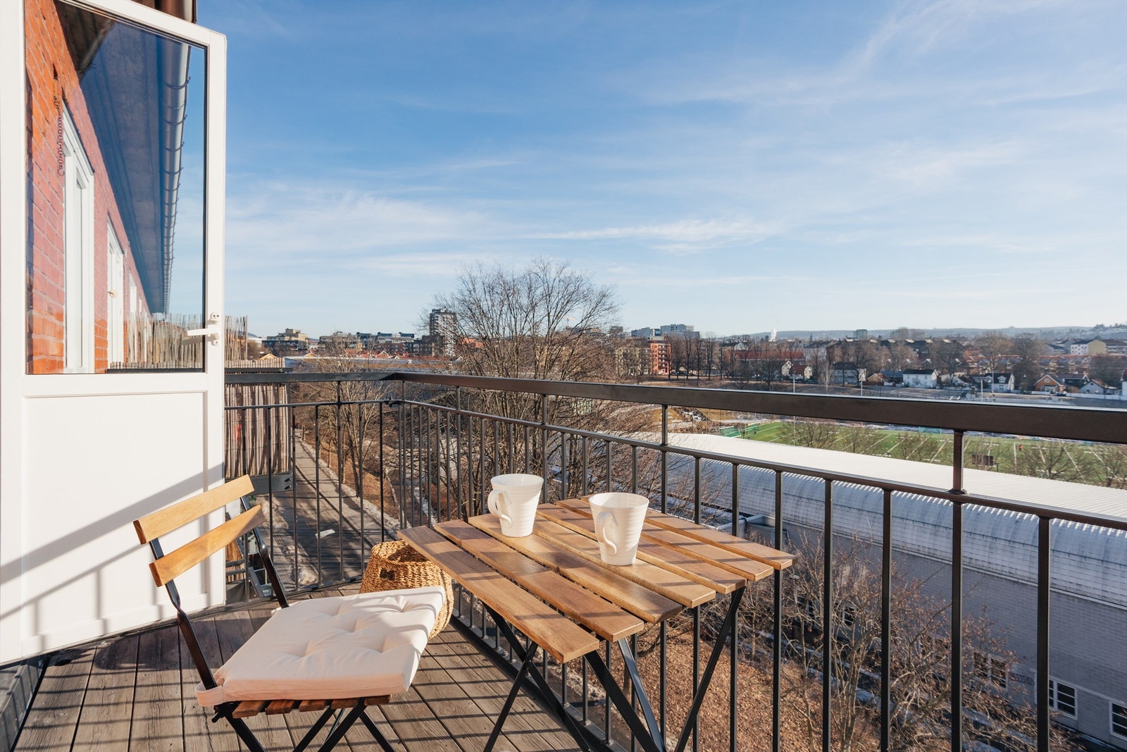 Den østvendte balkongen på ca. 4 m² er et perfekt sted for å nyte morgenkaffen og solen utover dagen Galleribilde