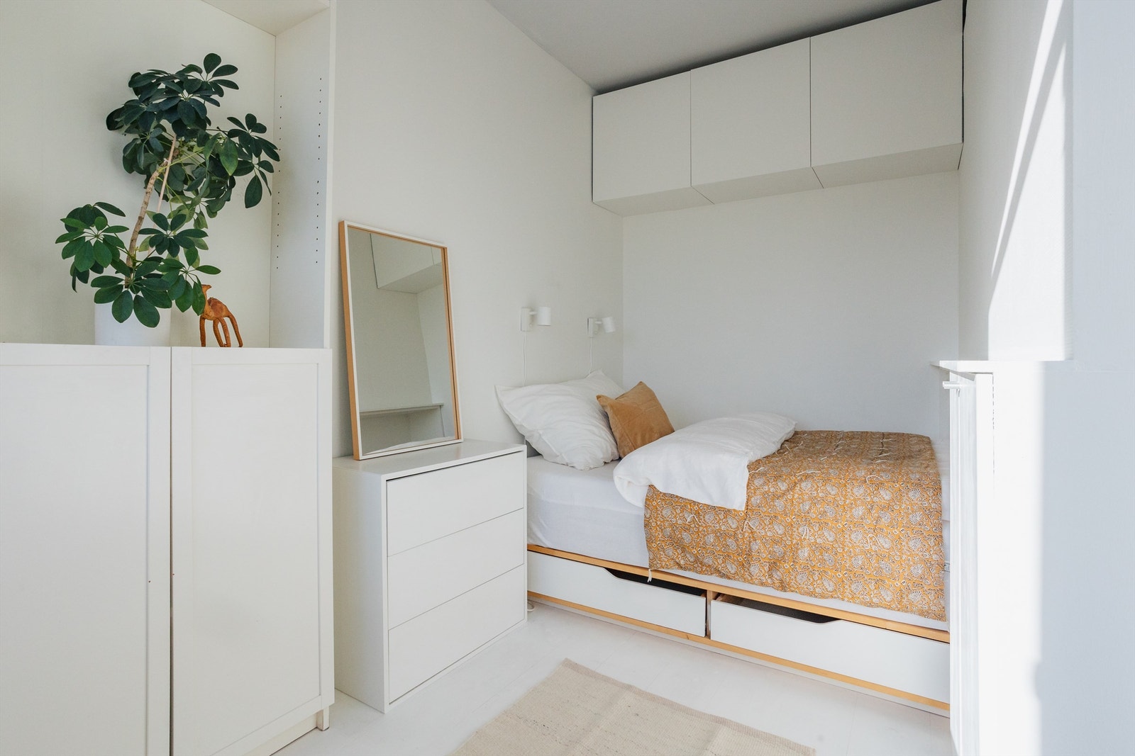 Lyst og delikat soverom med plassbygget seng og gode oppbevaringsmuligheter Galleribilde