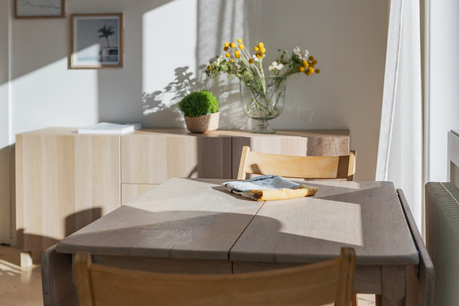 En trivelig spiseplass, perfekt både i hverdagen og til middagsgjester Galleribilde