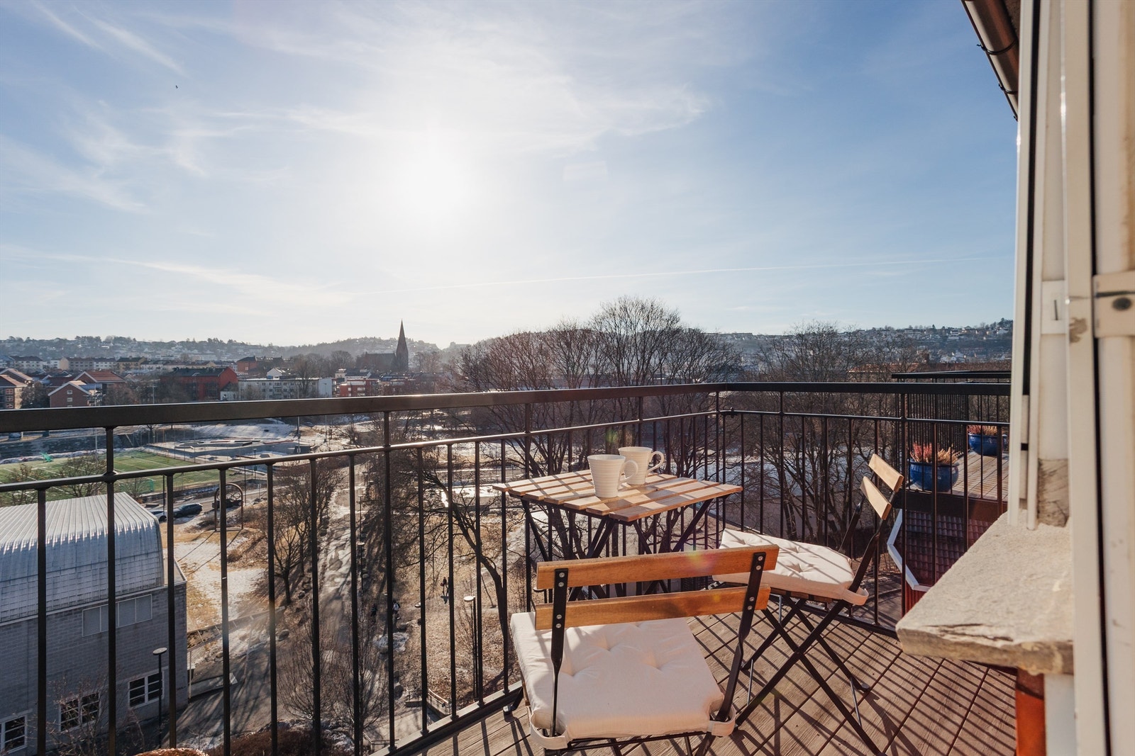 Høyt og fritt beliggende, med usjenert utsikt over hele nærområdet! Galleribilde