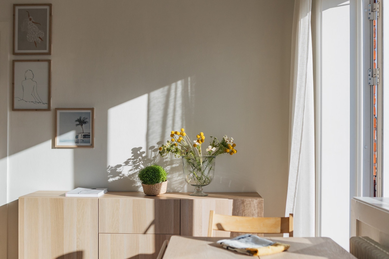 De store vinduene slipper inn rikelig med naturlig lys, særlig om morgenen når solen står rett inn Galleribilde