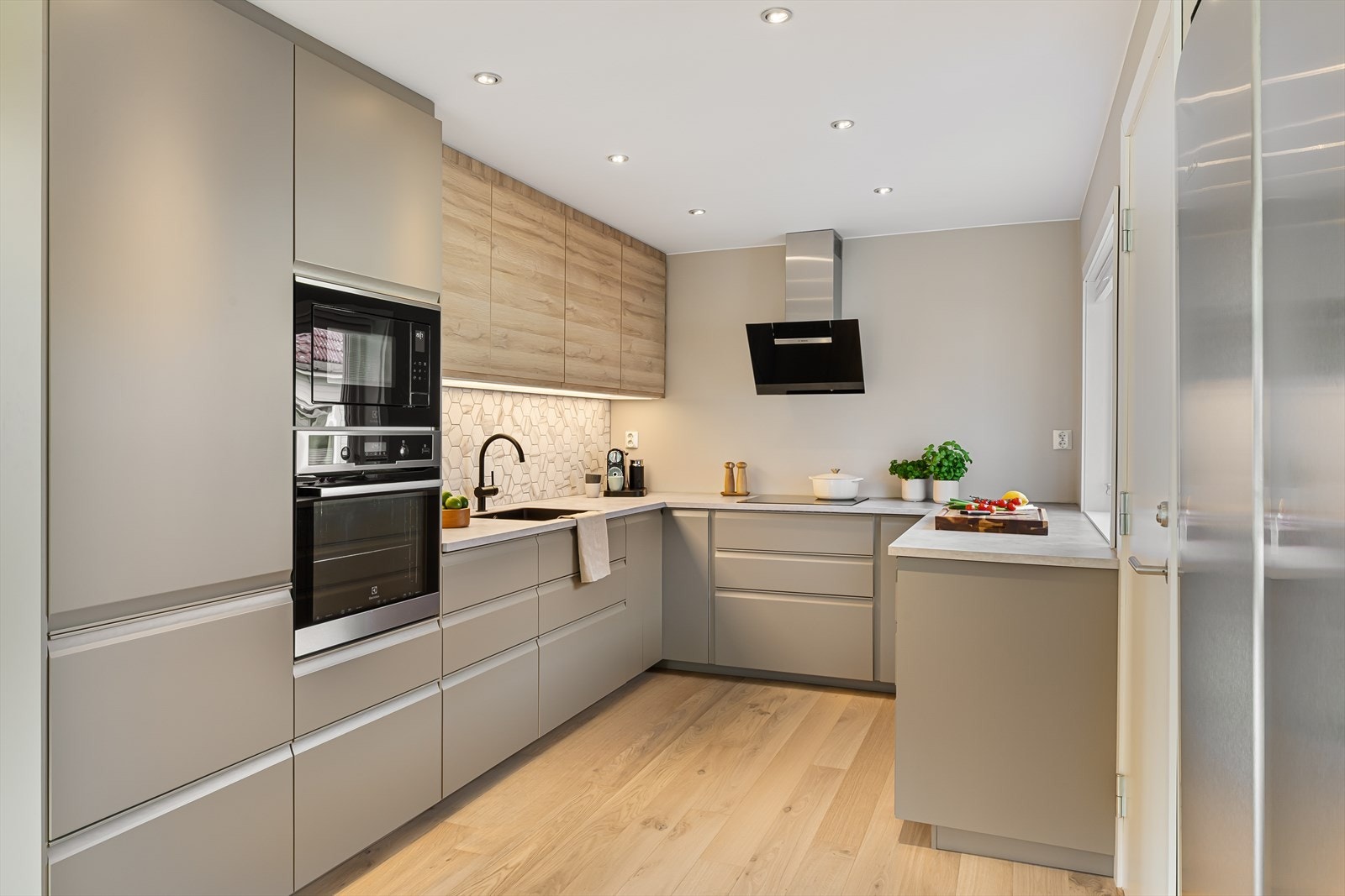 Lekkert kjøkken fra 2023 med meget god skap- og benkeplass Galleribilde