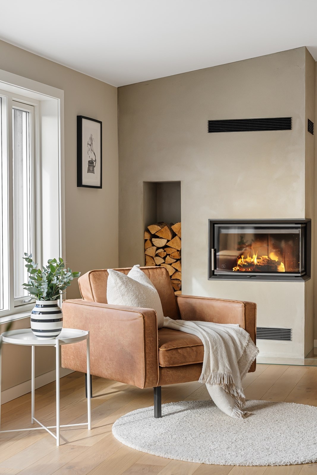 Moderne innfelt peisovn som varmer godt Galleribilde