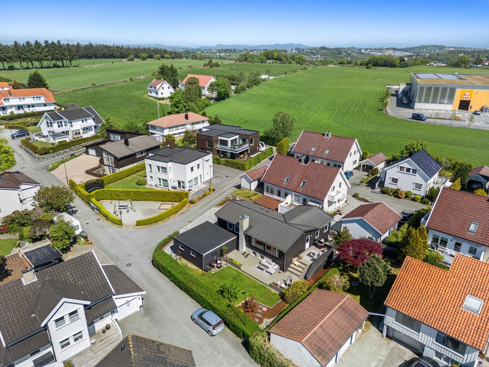 Fin beliggenhet på Sunde med nærhet til skoler, barnehager, lekeplass og fine turområder Galleribilde