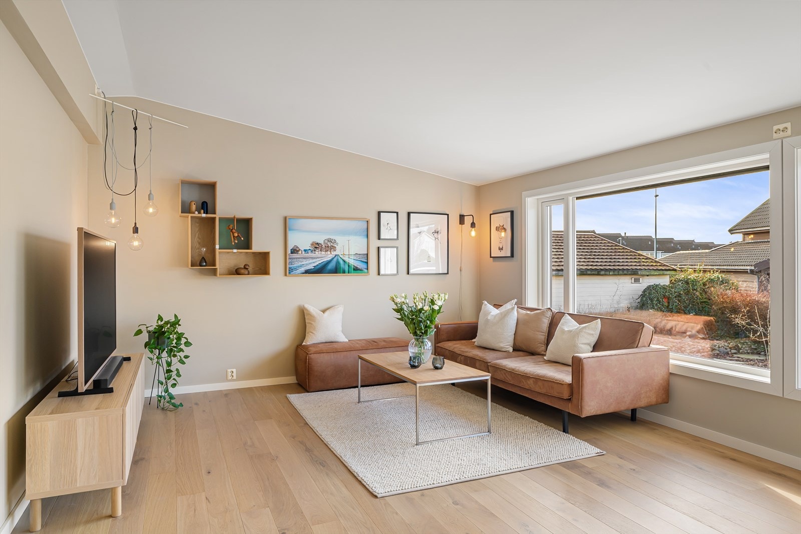 Parkett på gulv, lysmalte flater og god takhøyde Galleribilde