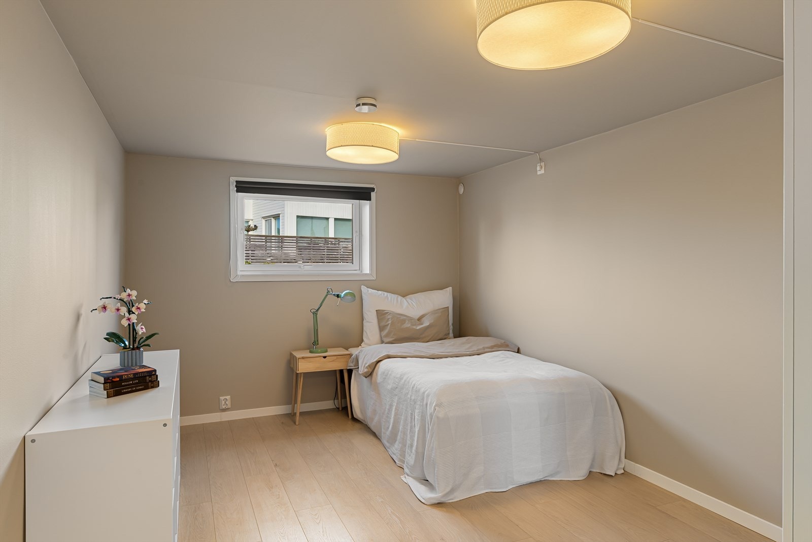 Det andre soverommet i denne etasjen var planlagt som et kinorom og er lydisolert med bl.a. lyddør Galleribilde