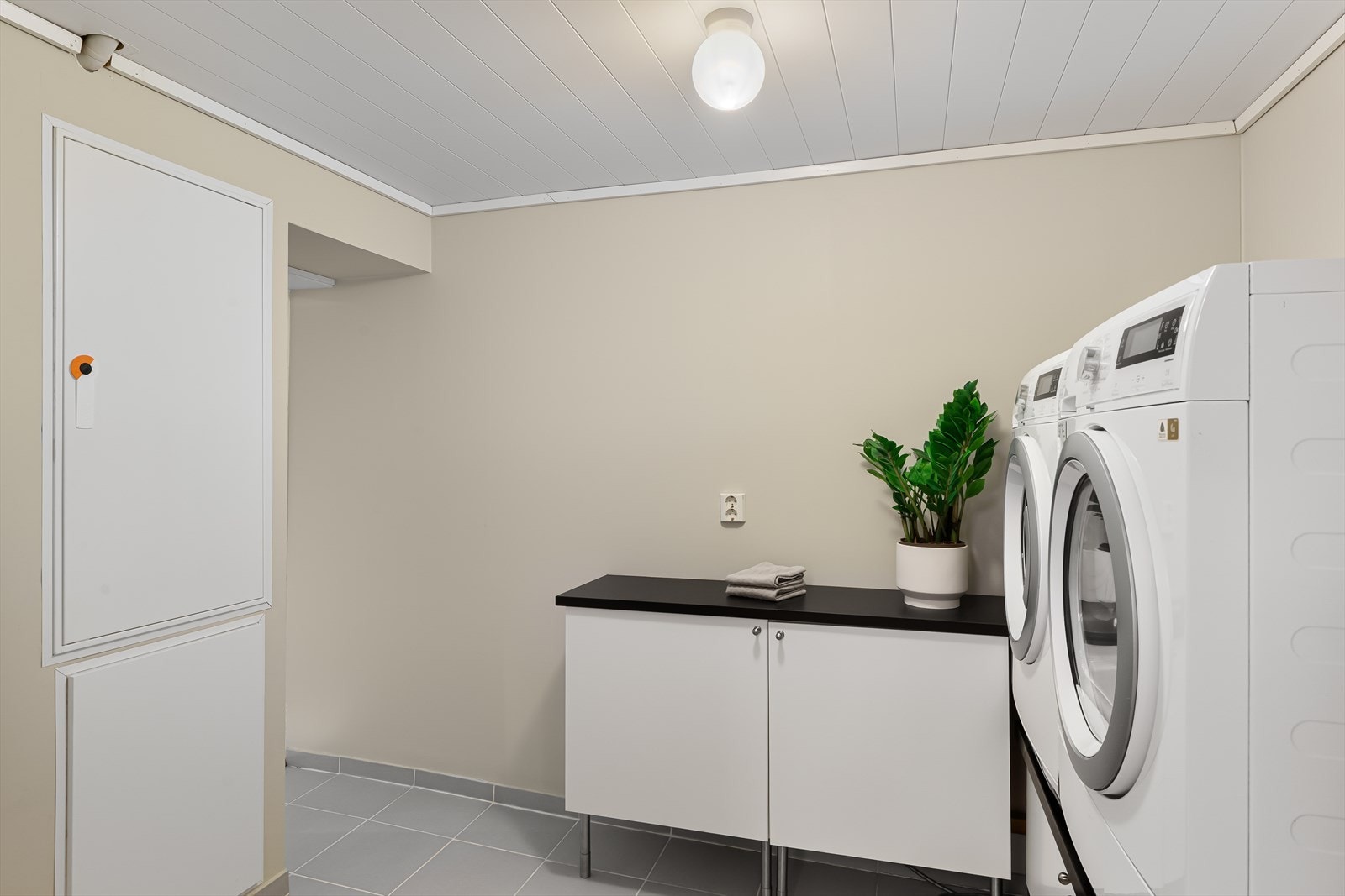 Praktisk vaskerom med god oppbevaringsplass Galleribilde