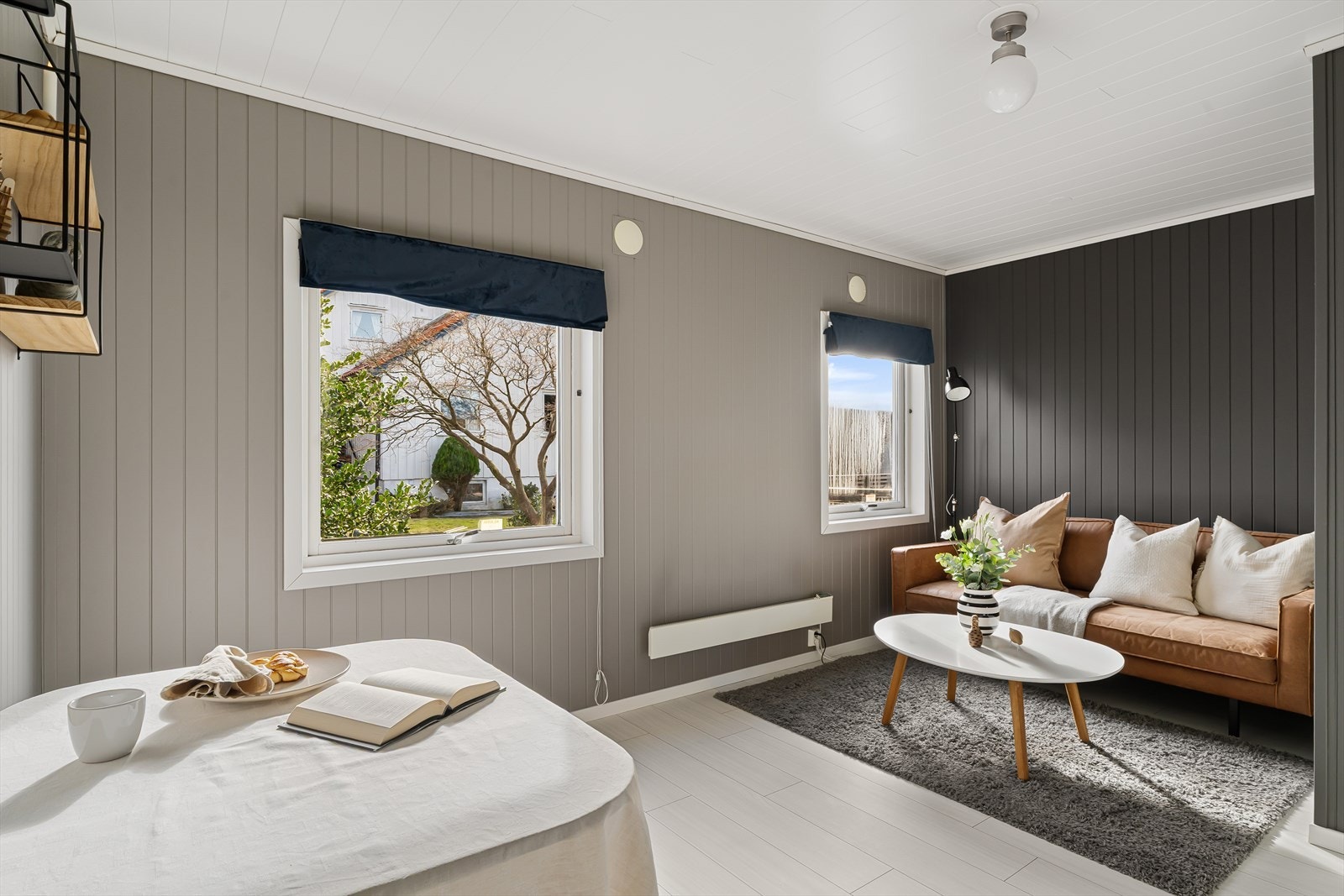 Hybelen inneholder egen entré, gang, stue/soverom med enkel kjøkkeninnredning, samt et bad Galleribilde