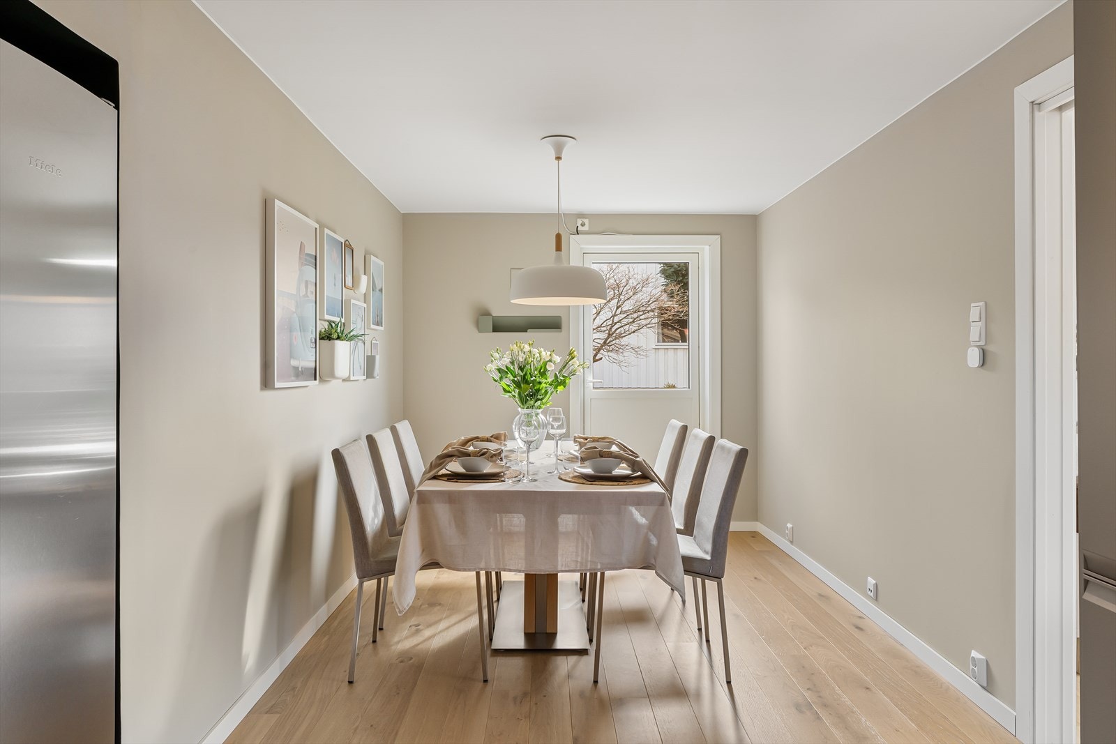 Spisestue med god plass til stort spisebord for hele familien, samt utgang til terrassen og hagen Galleribilde