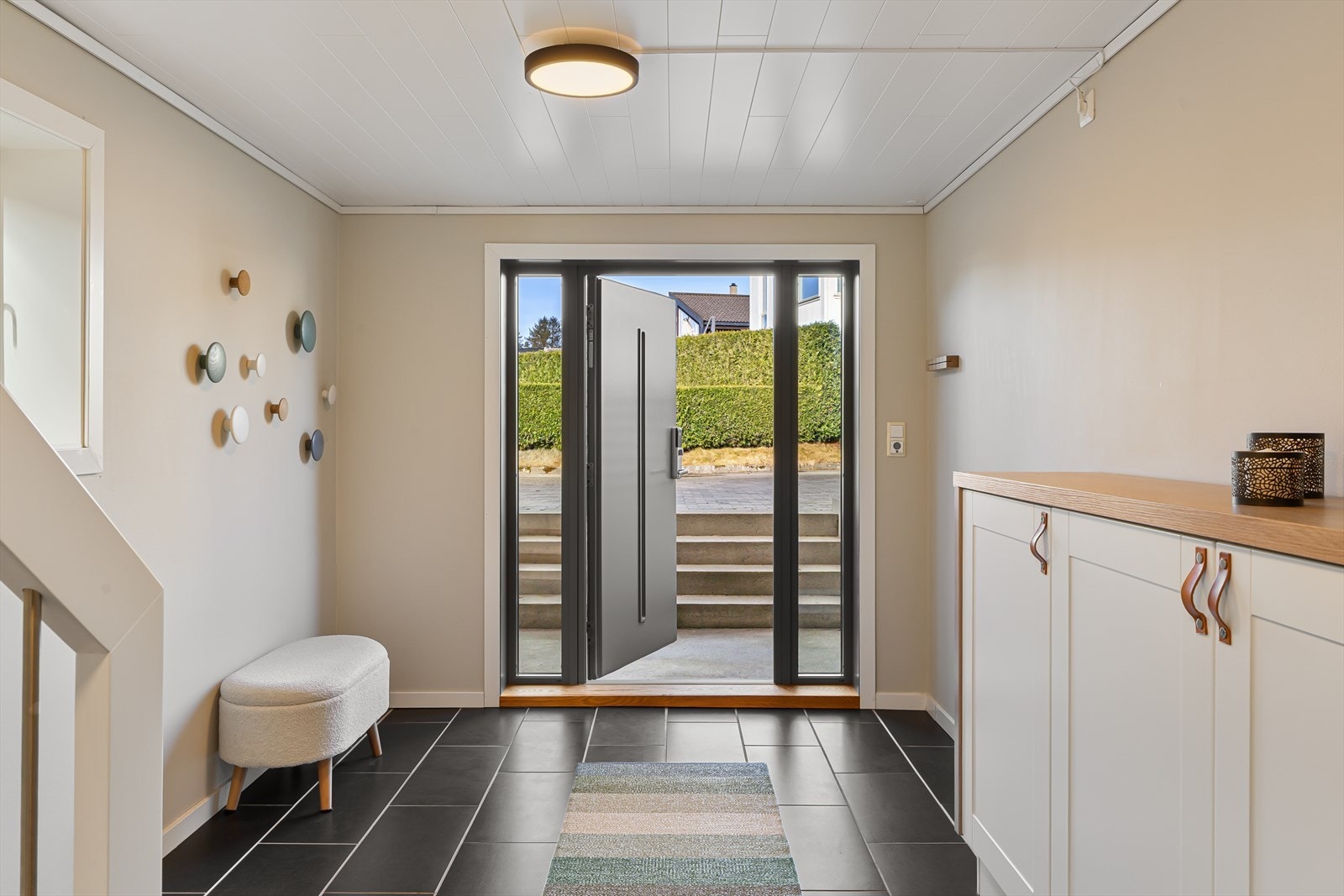 Innbydende entré og hall med fliser på gulv og gulvvarme Galleribilde