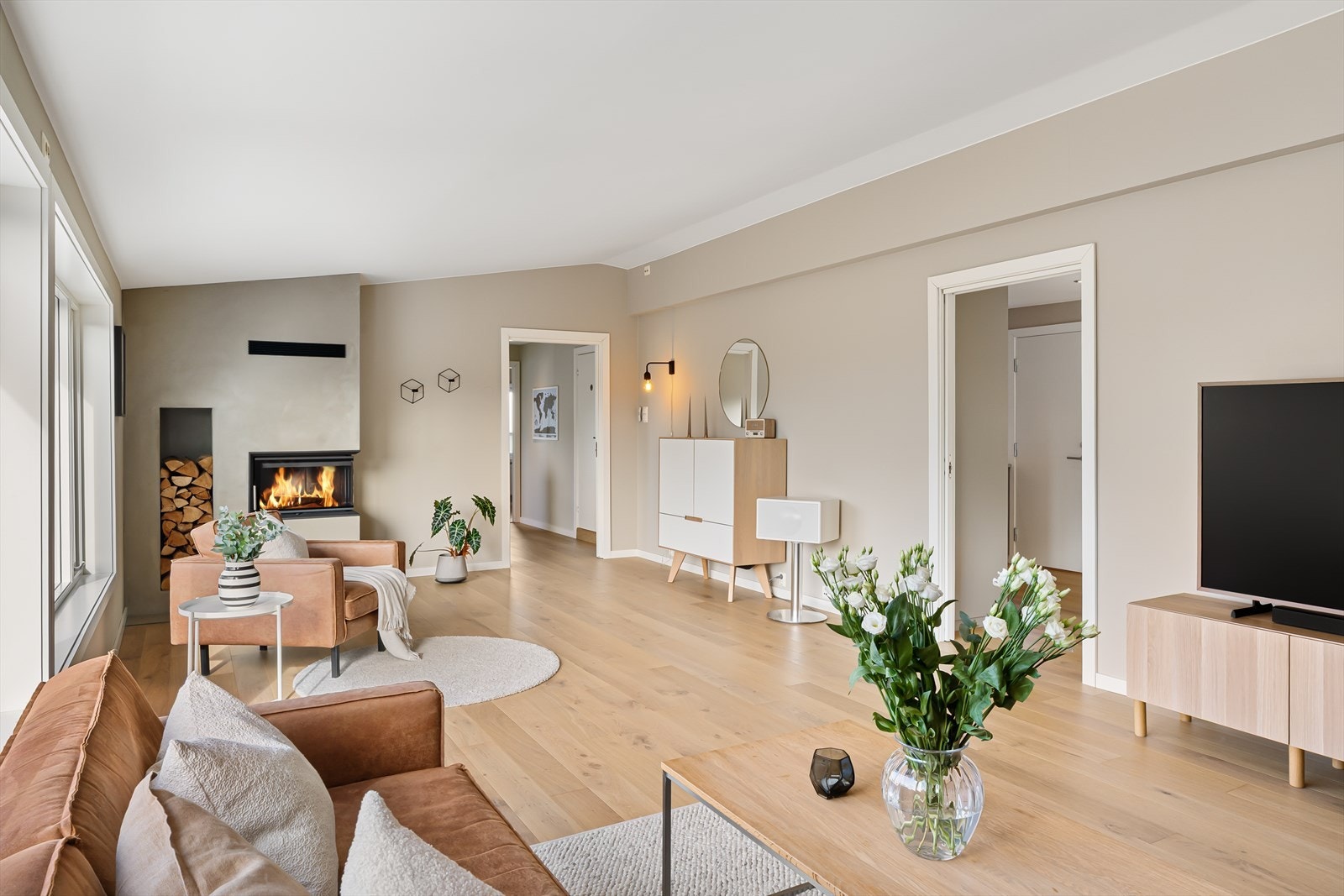 Stuen er romslig og har plass til flere sittegrupper Galleribilde