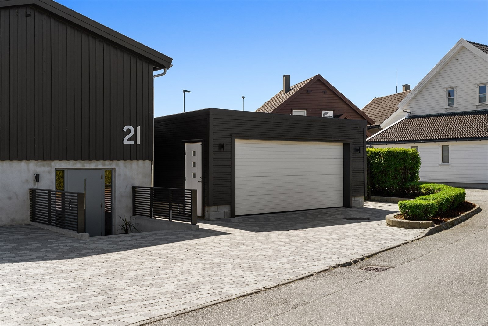 Parkering i dobbel garasje med elbil-lader, samt god oppstillingsplass på egen tomt Galleribilde