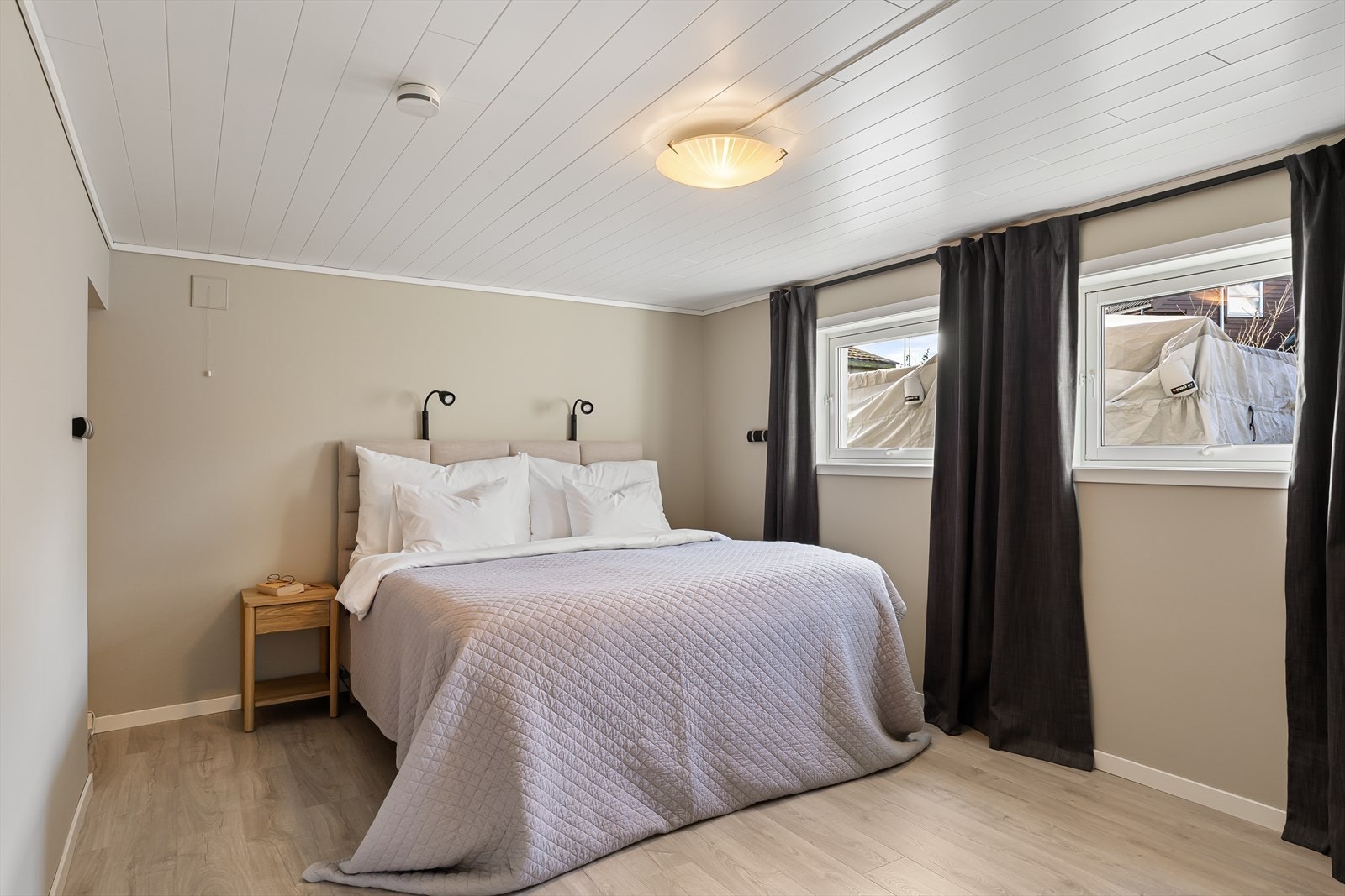 Romslig hovedsoverom med gode vindusflater og god garderobeplass Galleribilde