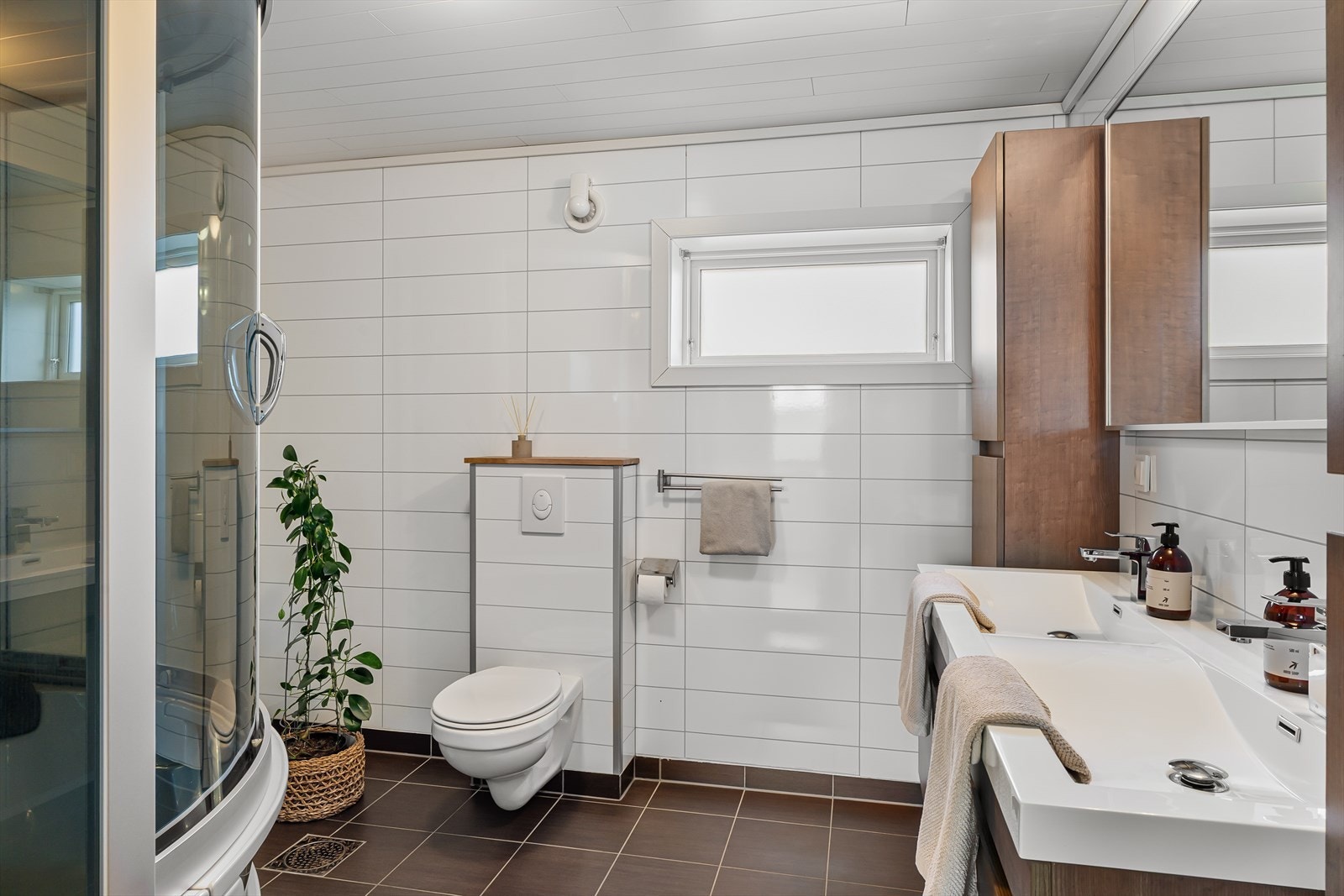 Flott baderom med fliser på gulv og baderomsplater på veggene. Gulvvarme Galleribilde