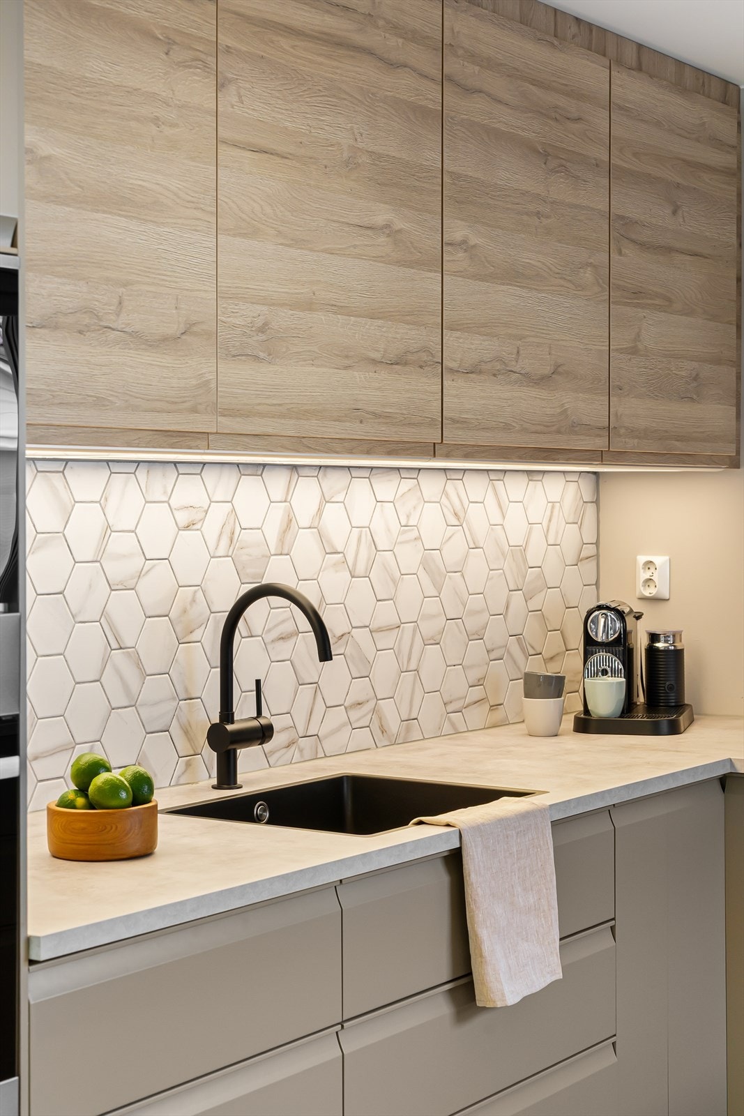 Integrert stekeovn, mikro, induksjonstopp, oppvaskmaskin og kjøle-/ og fryseskap. Galleribilde