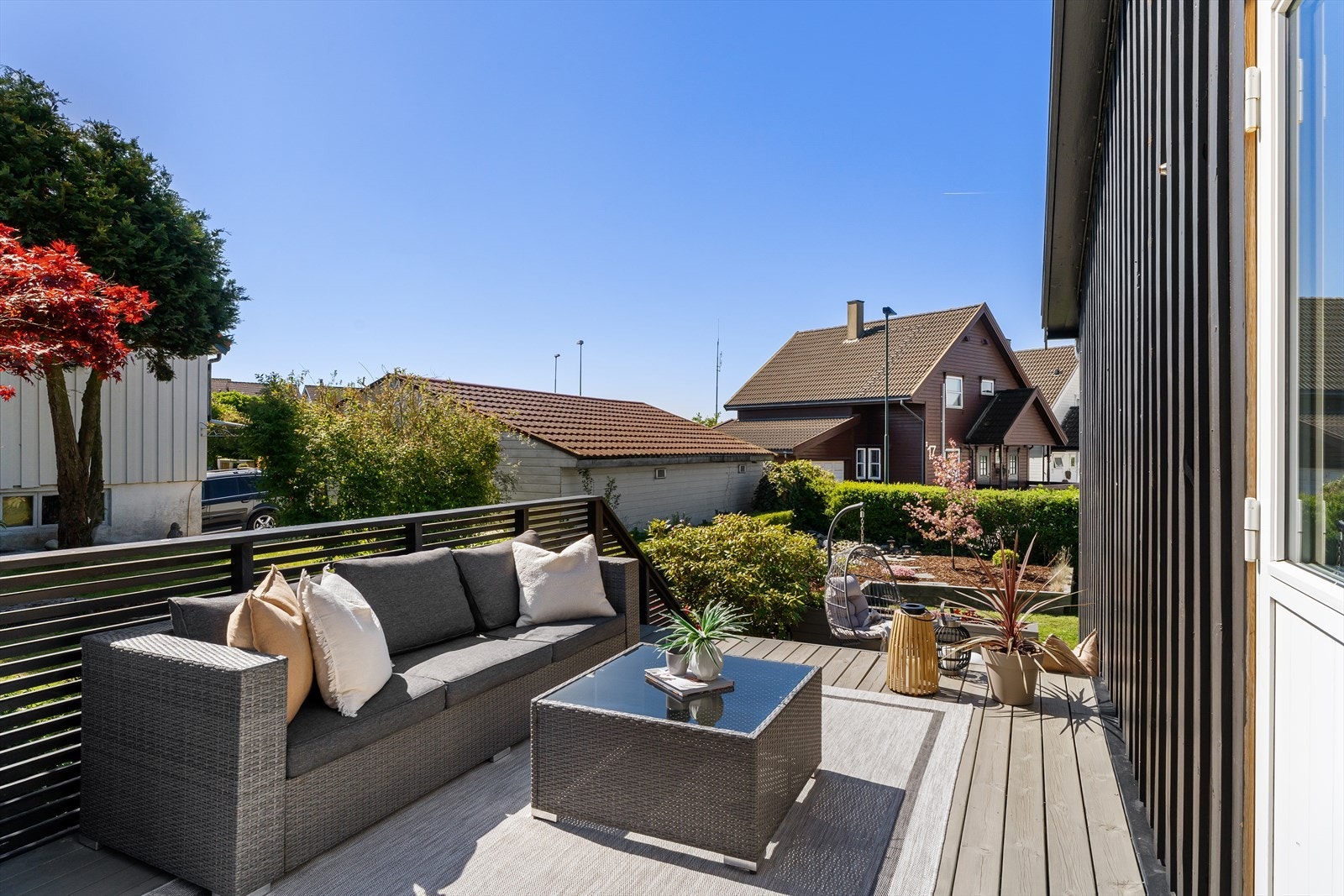 Kjekk terrasse med utgang fra kjøkkenet og spisestuen Galleribilde