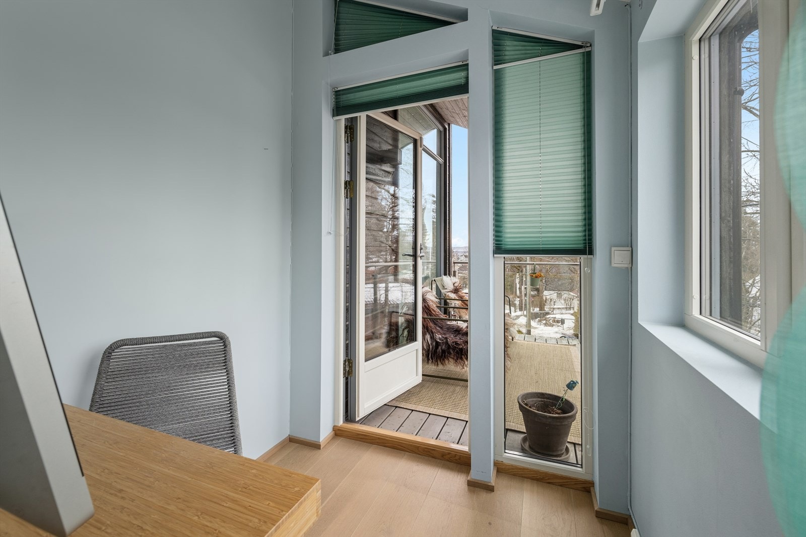 Bak en liten vegg på hovedsoverommet har man utgang til en sydvestvendt terrasse på 5 kvm, og er utstyrt med varmelampe og utebelysning. God plass til kontor eller kommoder. Galleribilde