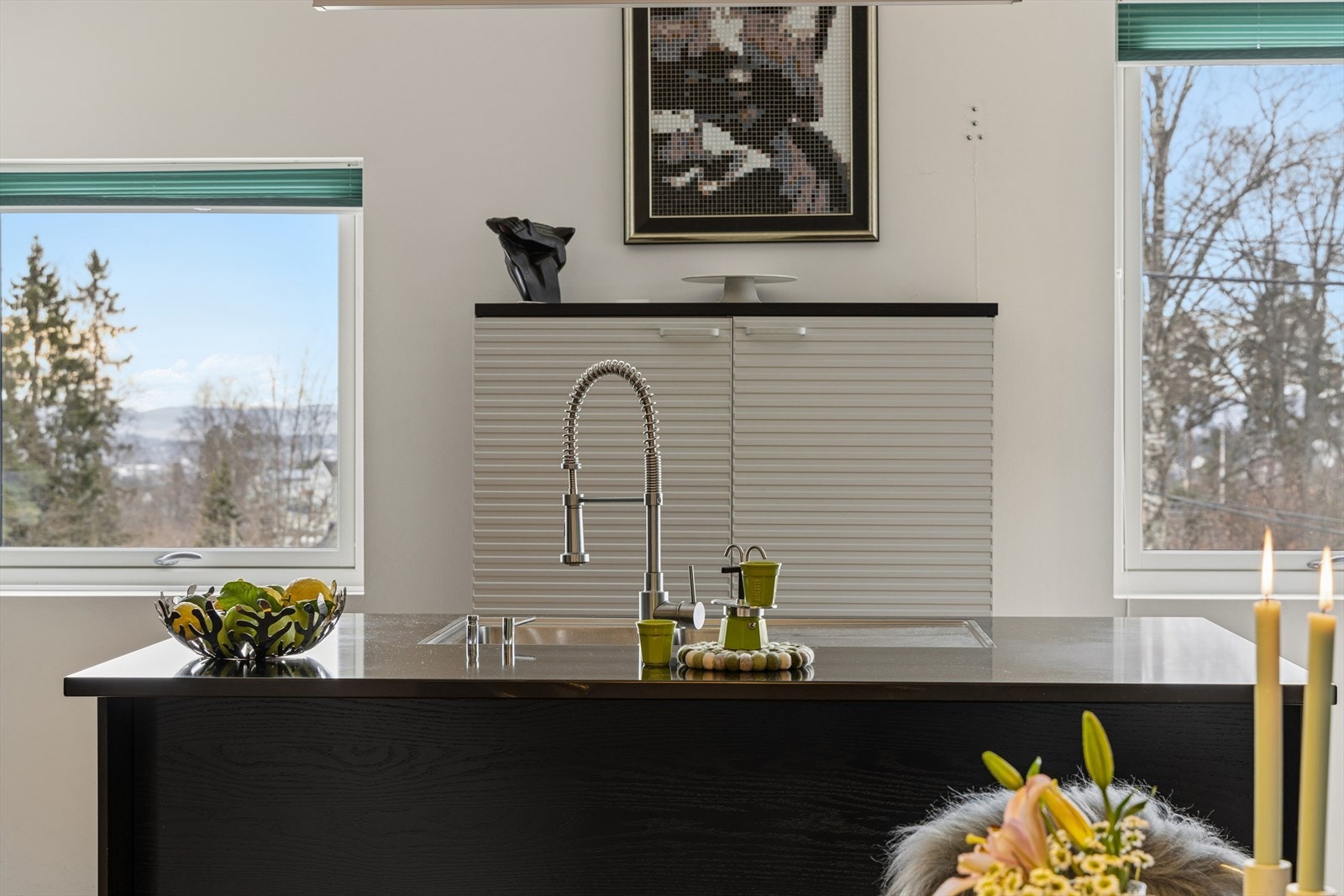 Vinduene slipper inn godt med naturlig lys og her har man utsikt mot Oslo-fjorden Galleribilde