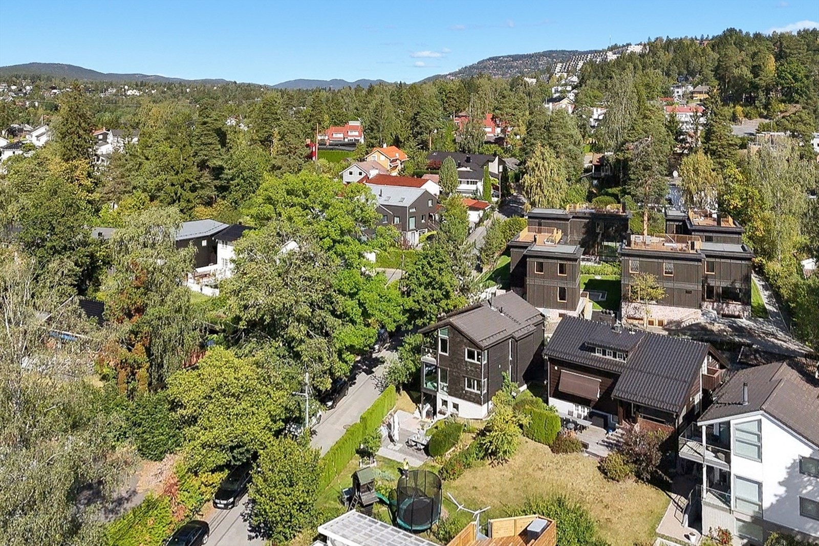 Dette er et flott villaområde med enkel tilgang til offentlig kommunikasjon og svært kort vei til skole Galleribilde
