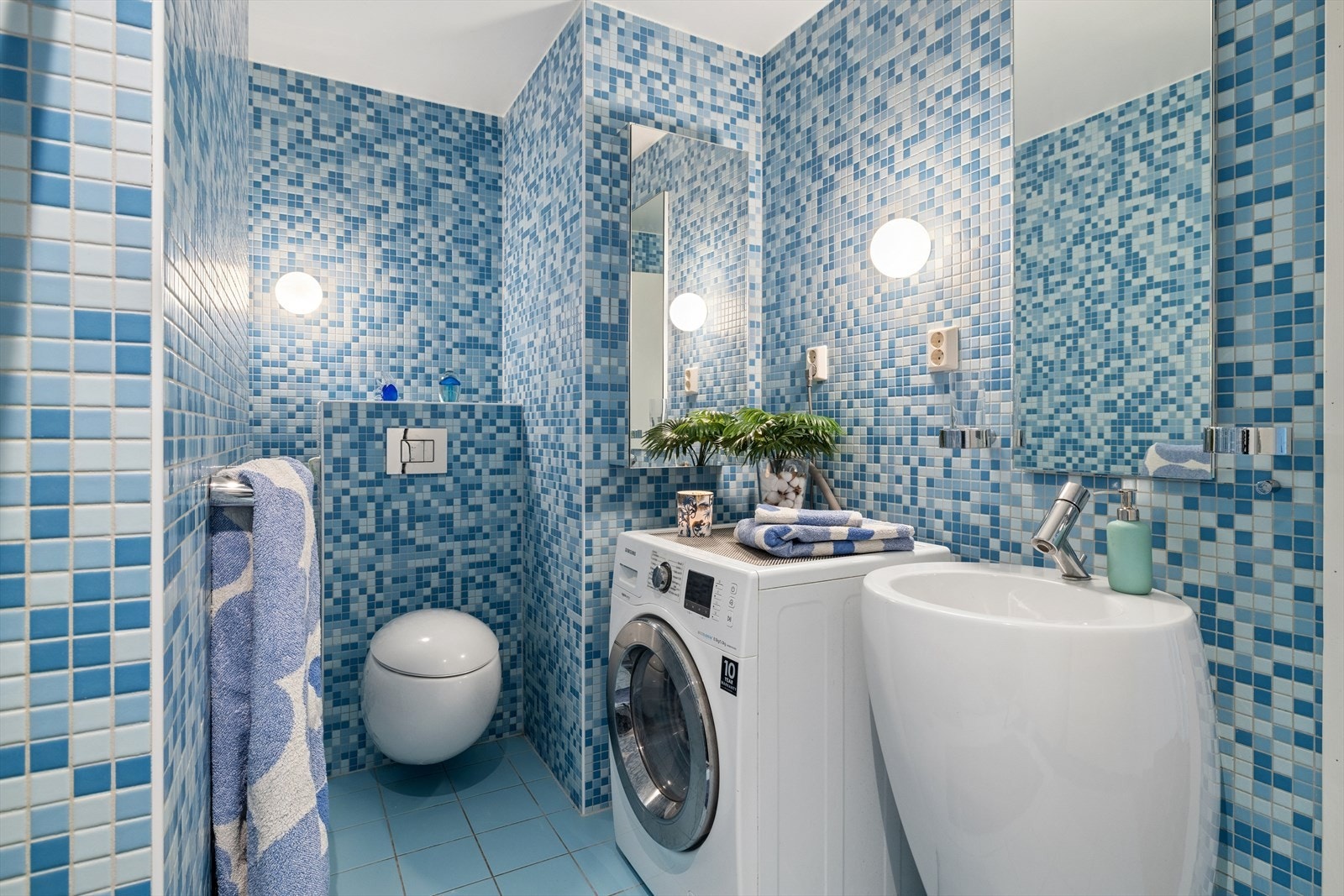 Bad med mosaikkfliser på vegg. Galleribilde