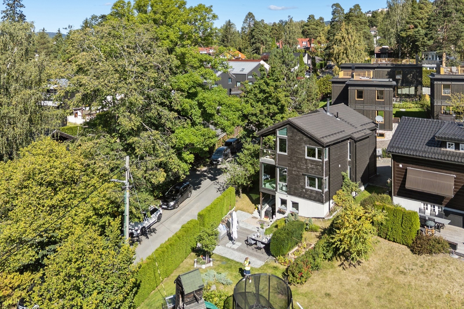 Boligen ligger i et attraktiv, rolig og barnevennlig område i en blindvei. Opparbeidet hage med lekehus og sklie. Markterrase Galleribilde