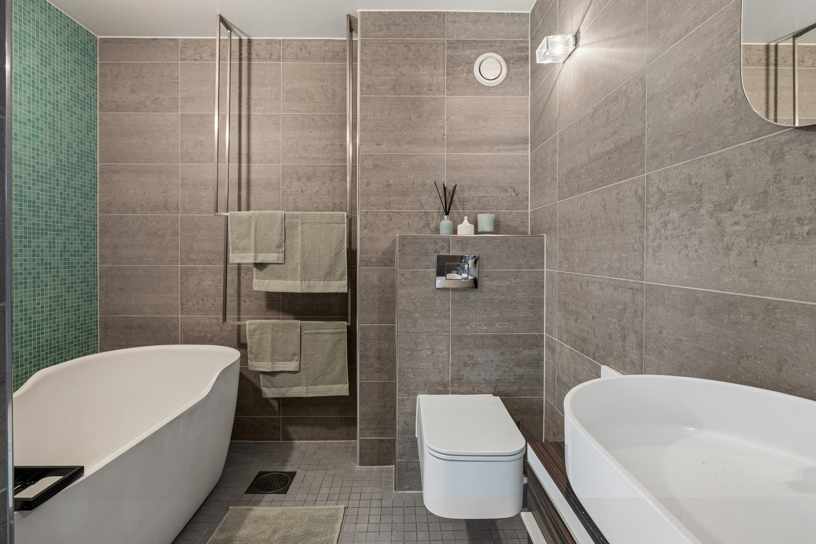 Fliser på gulv og vegg og varmekabler i gulv Galleribilde