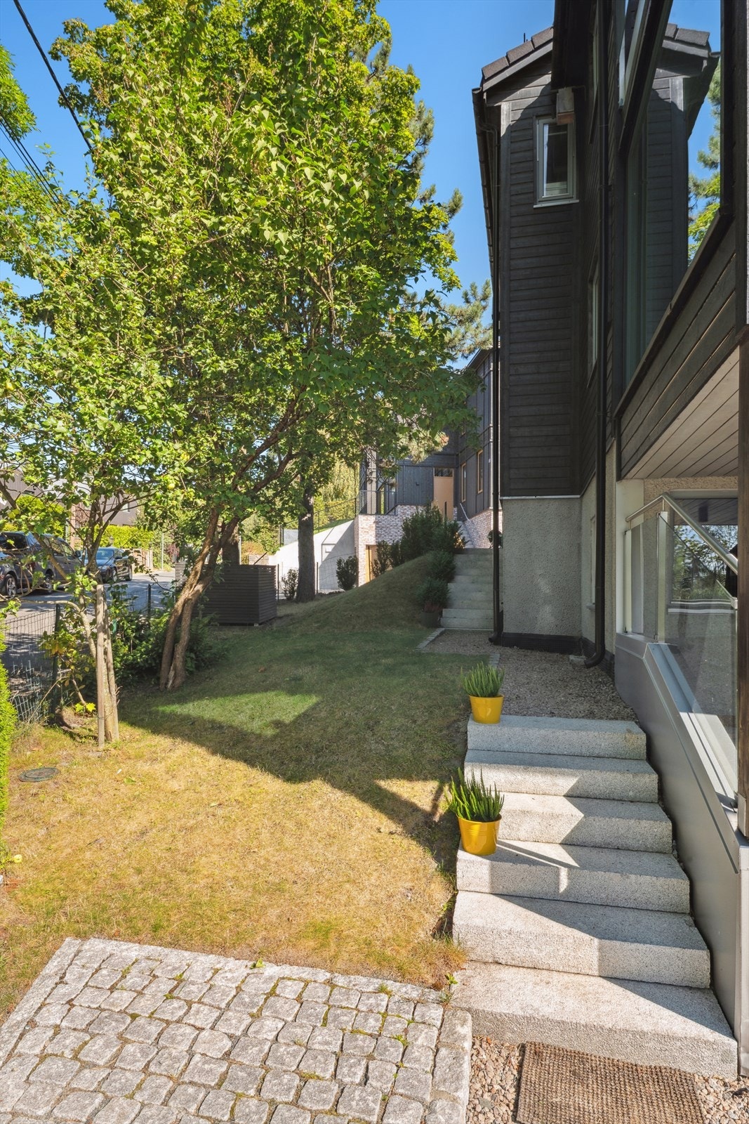 Hele området rundt boligen er pent opparbeidet. Galleribilde