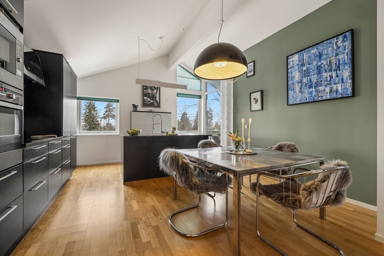 Opp trappen til 2. etg tar deg til boligens kjøkken- og spisestue. God takhøyde og store vindu som slipper en et fint lys inn til boligen. Galleribilde