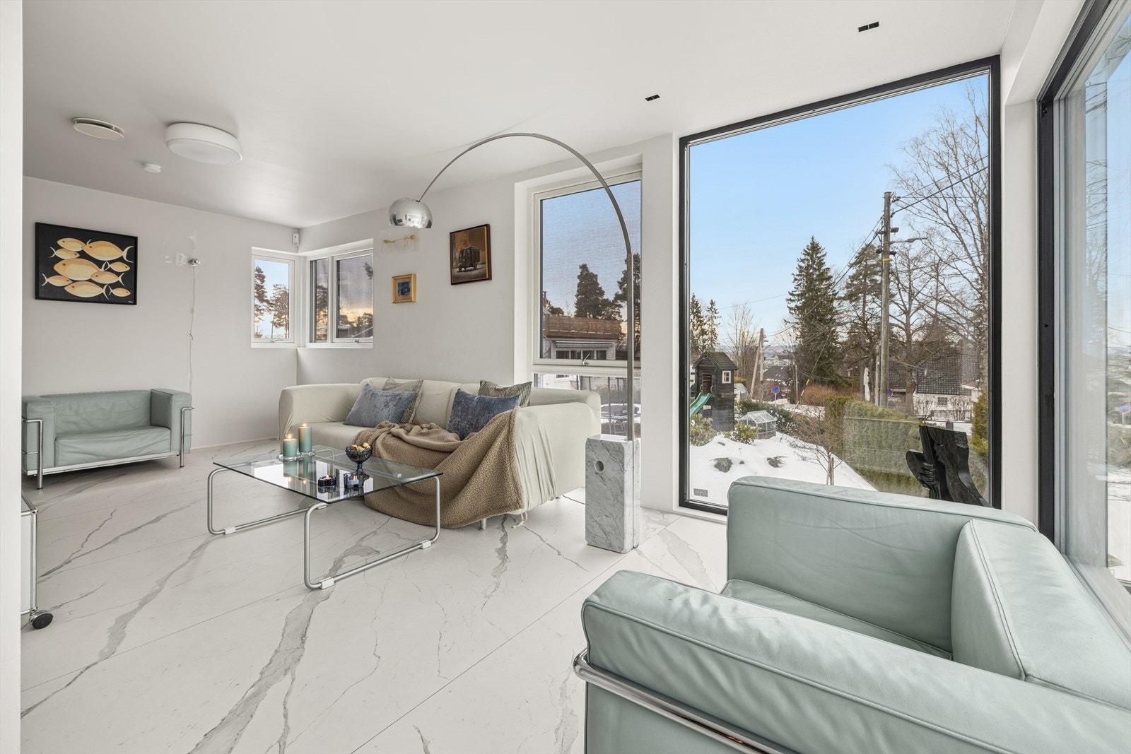 Fra stuen har man fin utsikt mot hagen Galleribilde