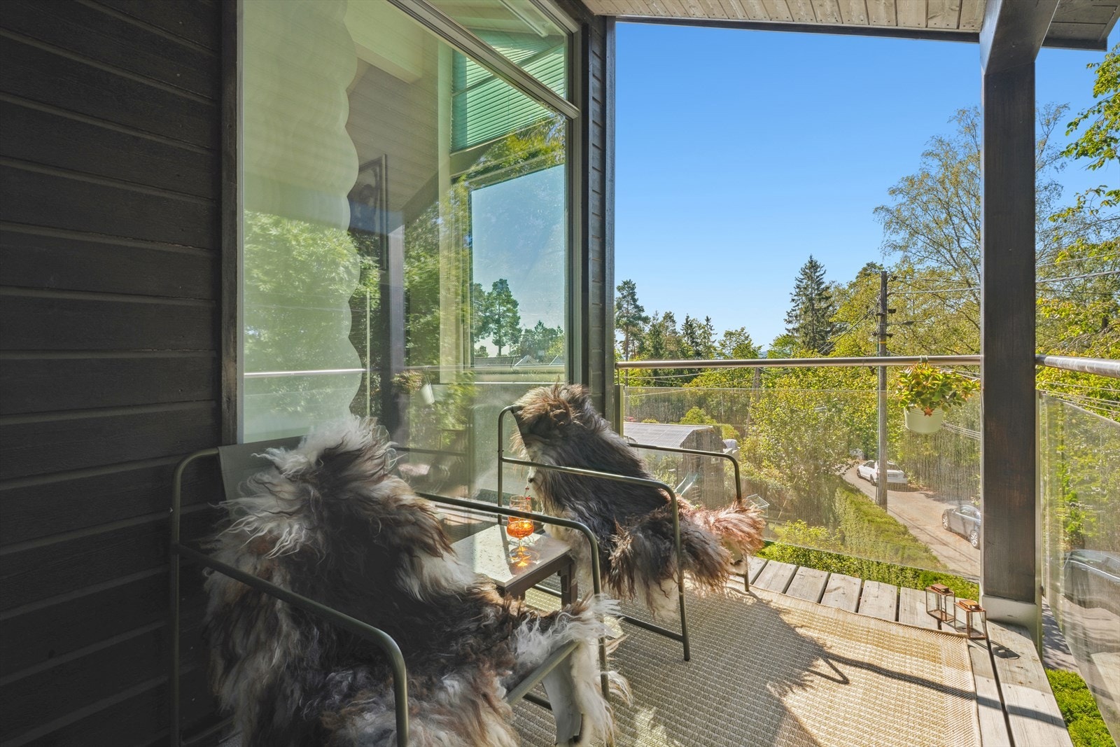 Her kan man sitte og nyte naturen og utsikten Galleribilde