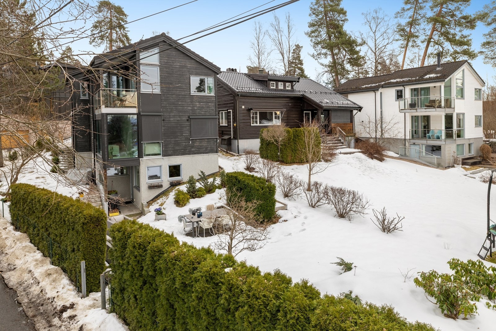 Boligen har en god hage for lek både om sommeren som vinteren Galleribilde