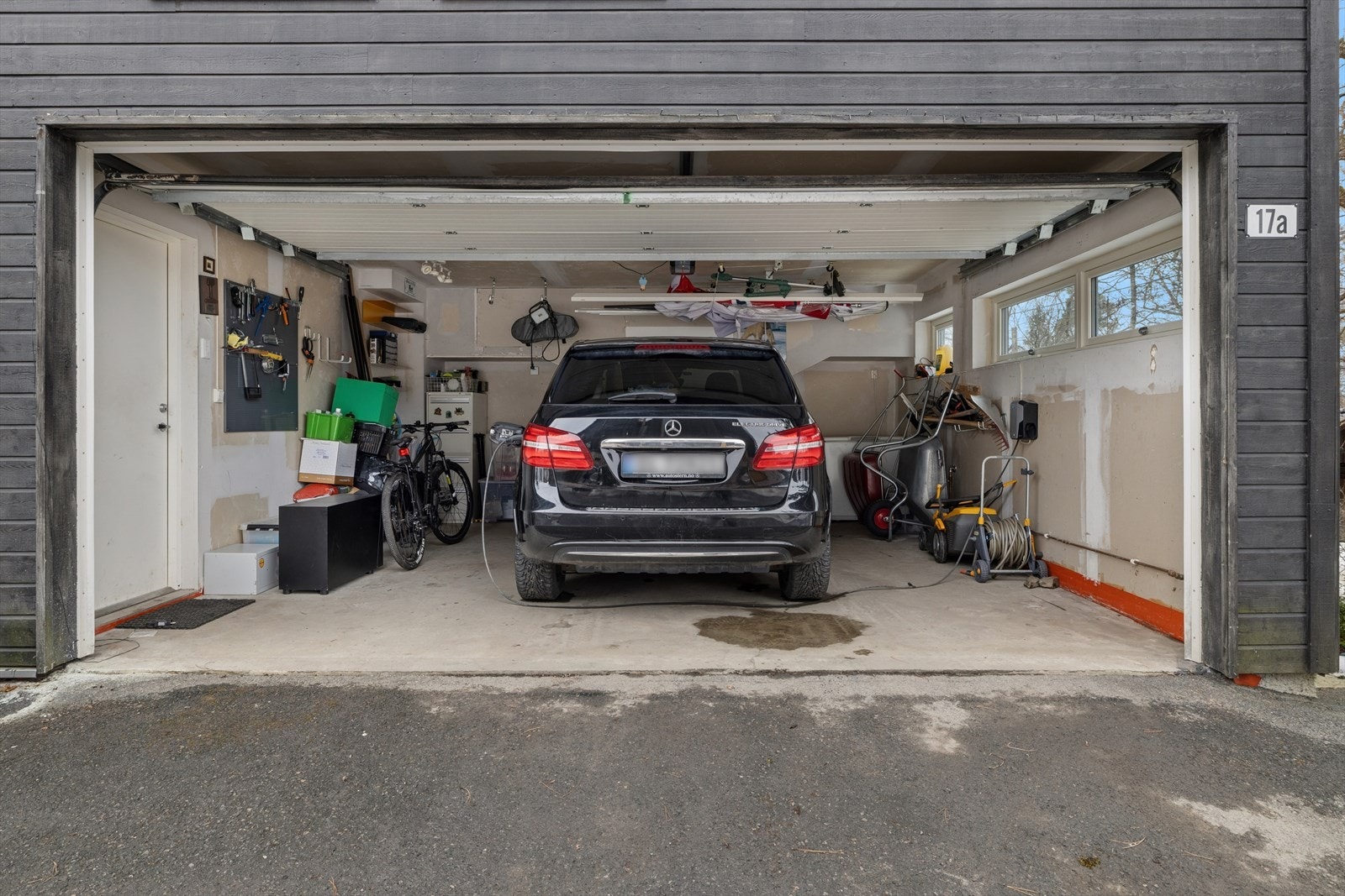 Her kan man gå rett fra garasjen og inn i boligen Galleribilde