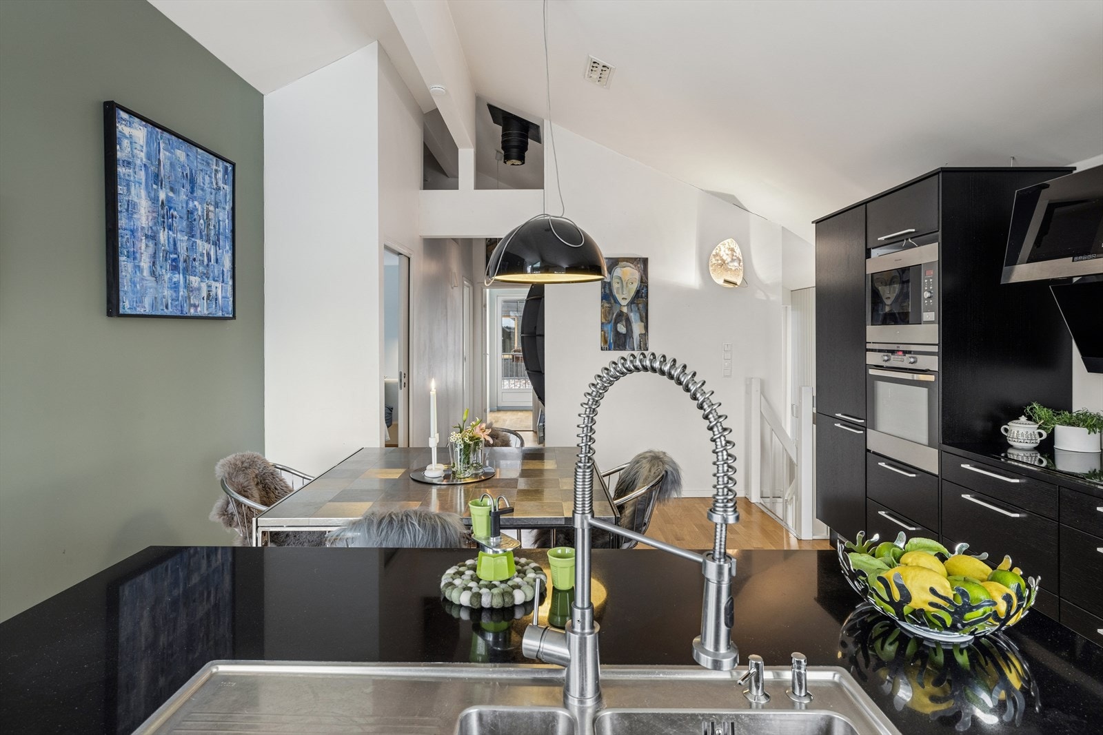 Her er det god plass til å ha spisebord, og rommet er åpent og sosialt Galleribilde