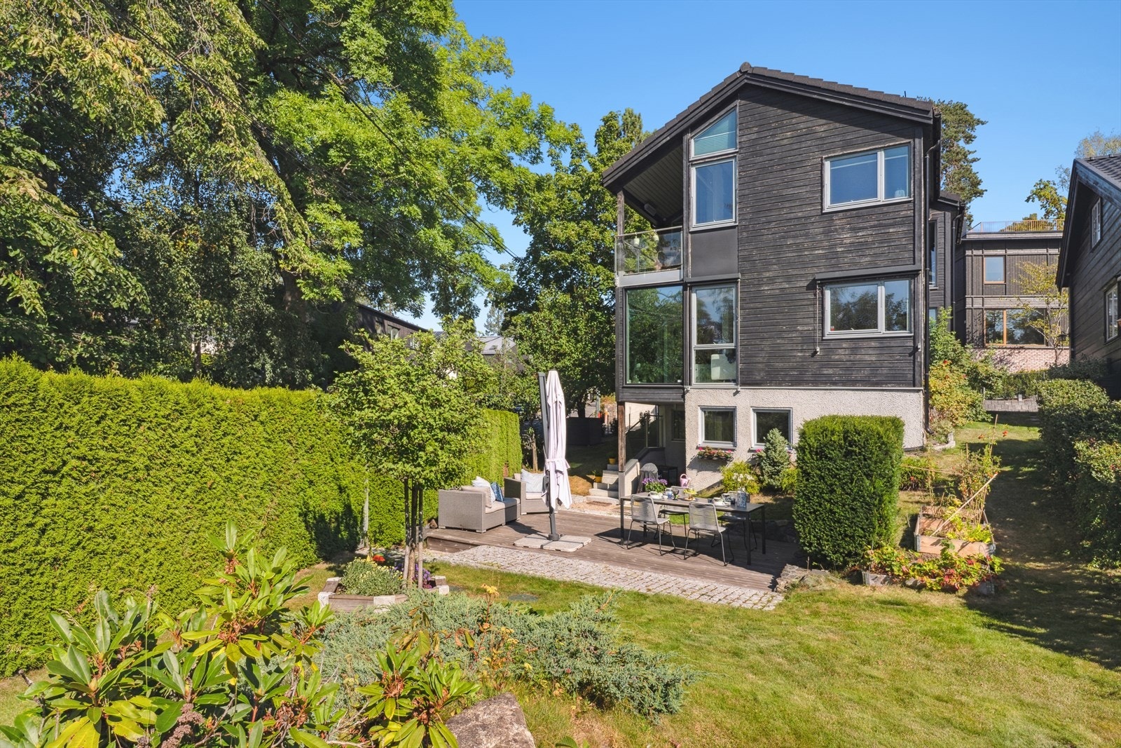 Her bor man i en grønn og frodig oase om sommeren. Galleribilde