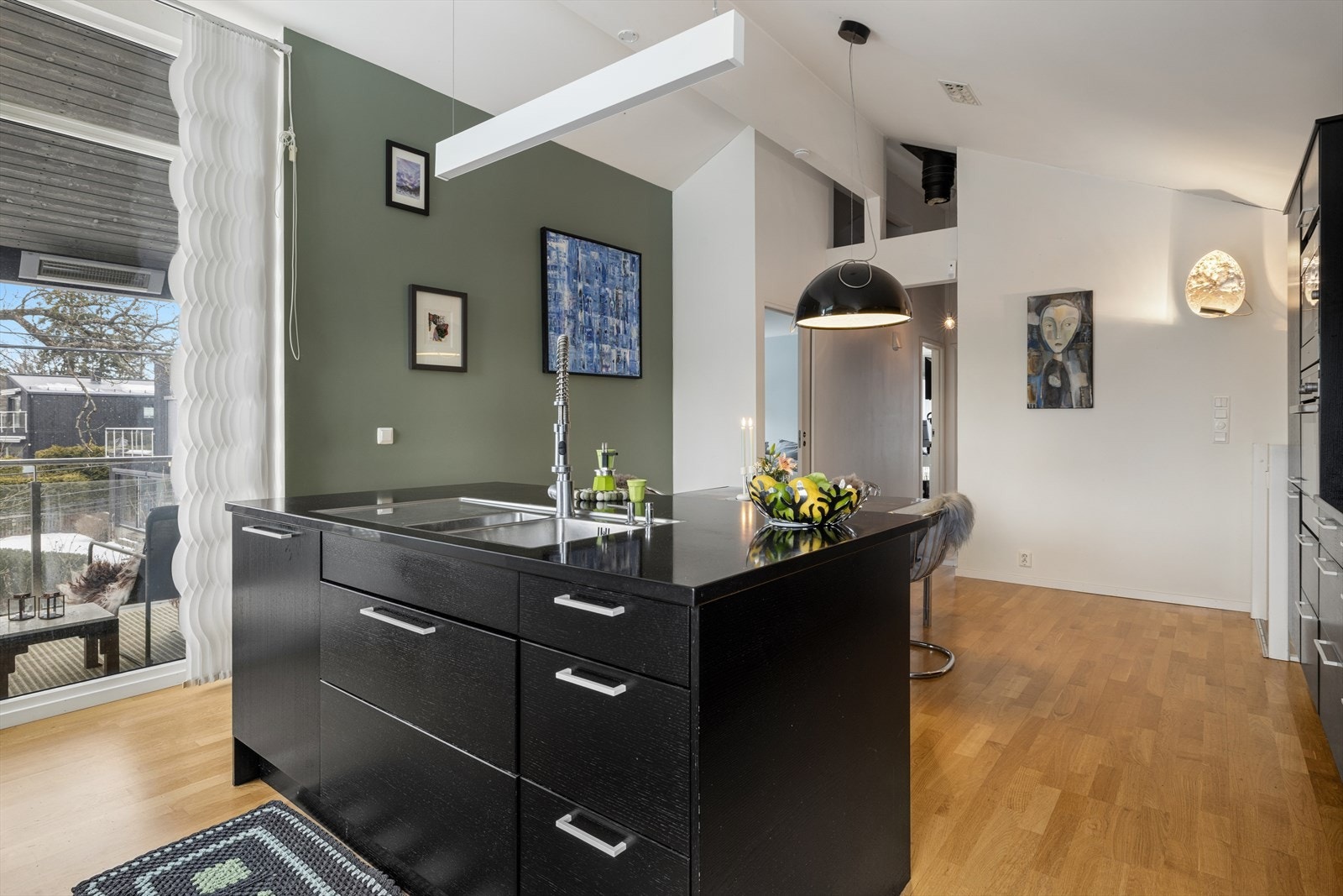 Rommet er stort og åpent med takhøyde på hele 3,79 meter på det høyeste. Galleribilde