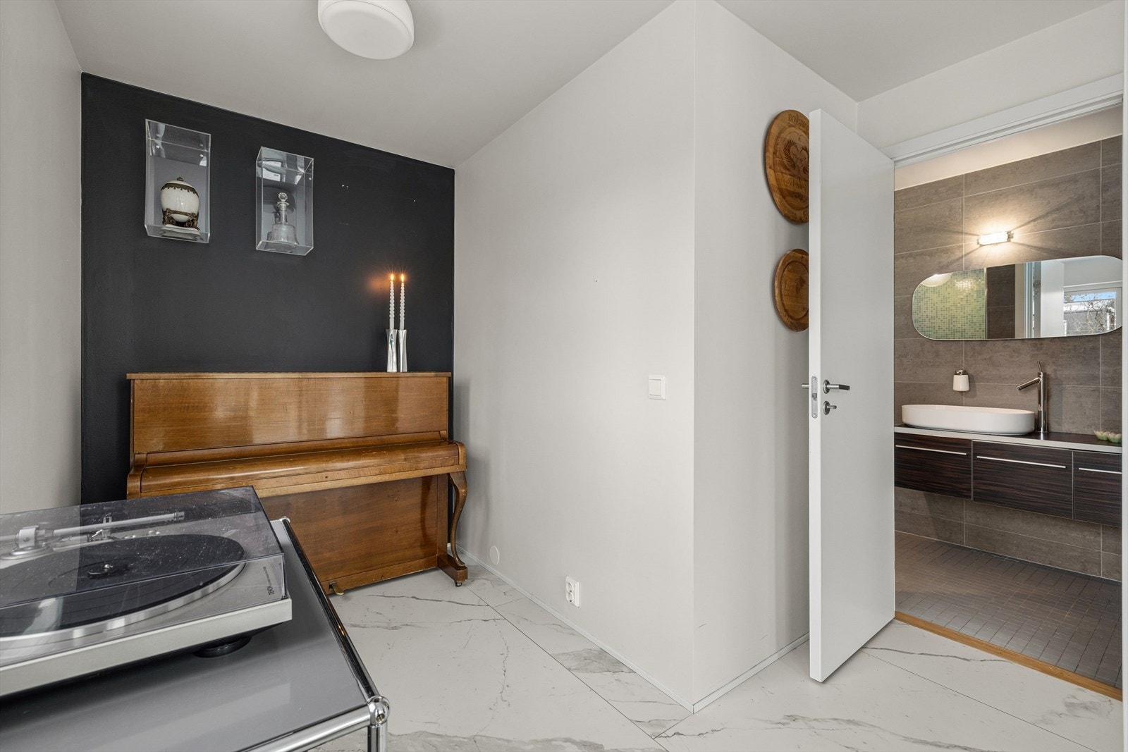 Boligen har baderom i alle tre etasjene, det ene med inngang fra stuen Galleribilde