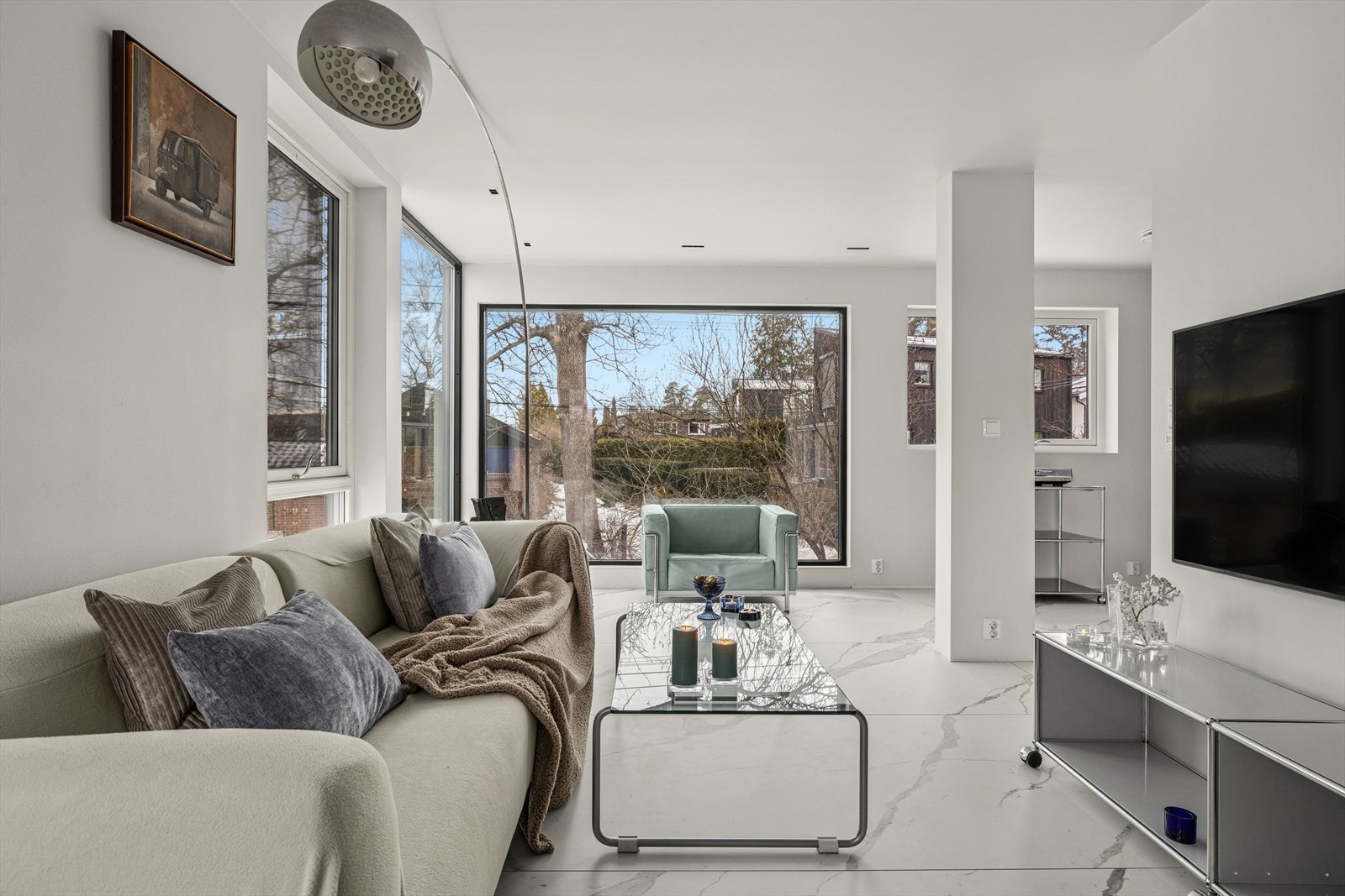 Lys stue med store vindu som slipper inn et fint lys inn i stuen. Galleribilde