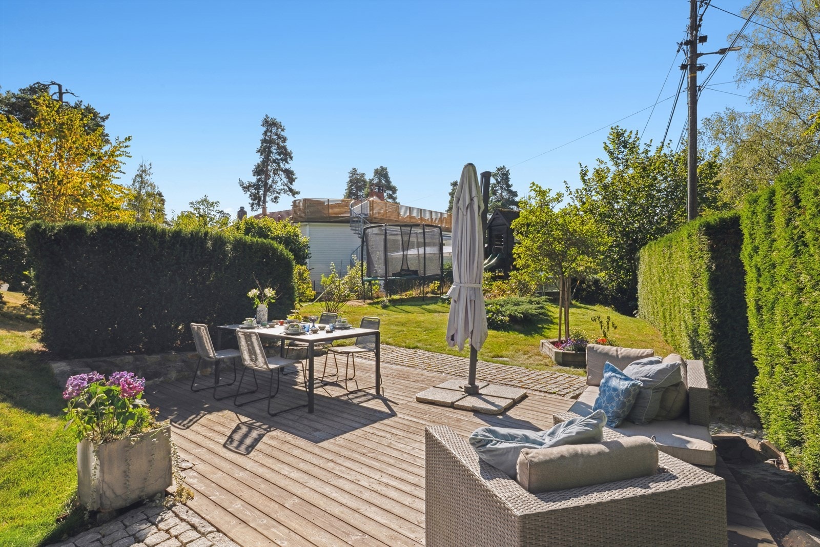 Hagen er pent opparbeidet og er frodig og grønn Galleribilde