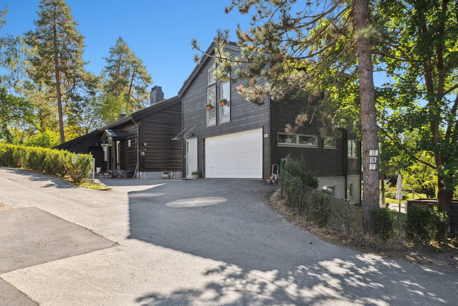 I huset er det en dobbelgarasje med installert el-lader Galleribilde