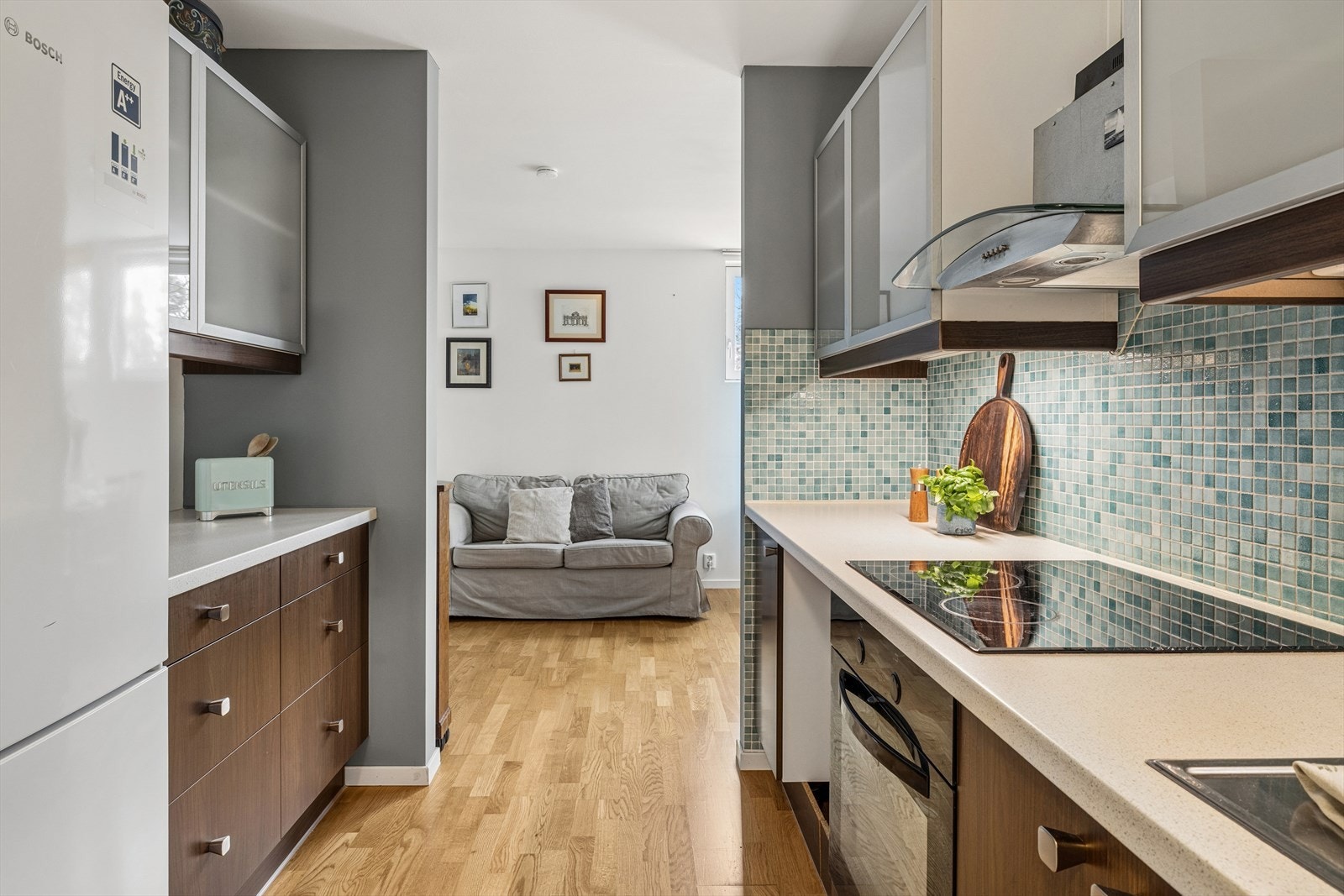 Hybelkjøkken med innredning fra Ikea med godt med skap- og benkeplass Galleribilde