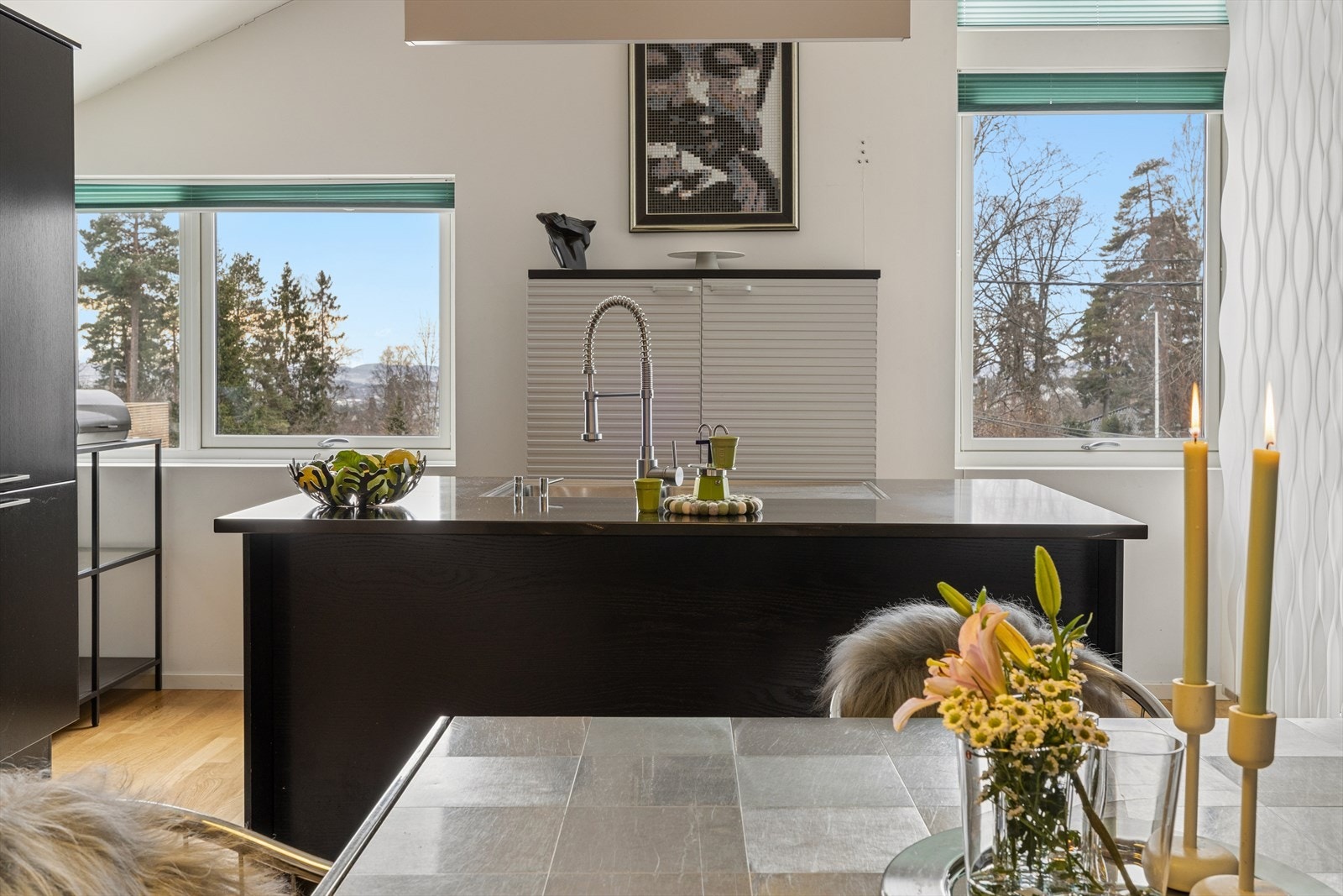 Praktisk frittstående kjøkkenøy med rustfri oppvaskkom og benkeplate av stein. Galleribilde