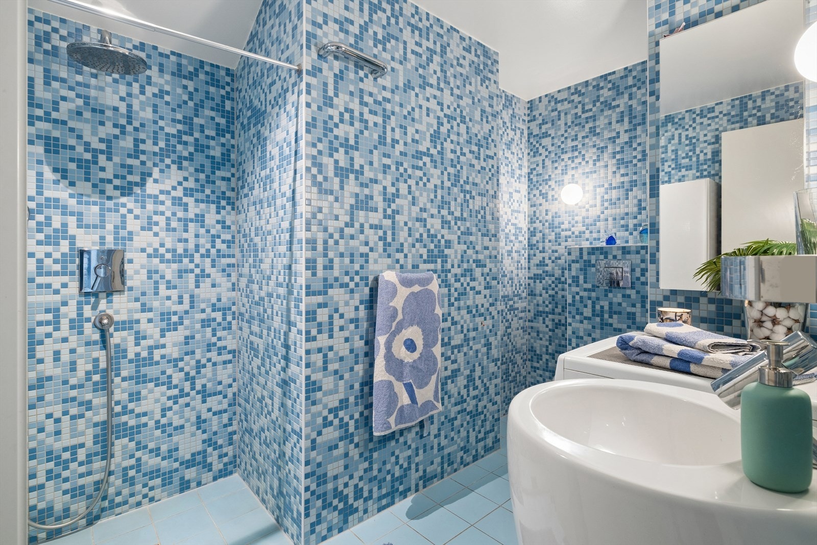 Baderom i andre etasjen med dusj og opplegg for vaskemaskin. Galleribilde