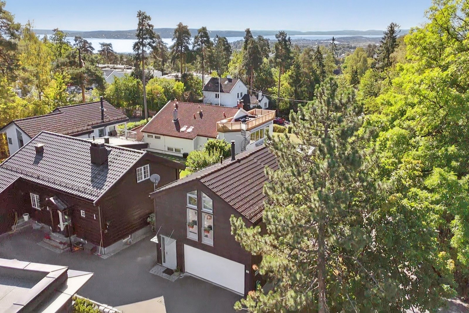 Bolig med dobbelgarasje og med adkomst direkt inn i boligen.Boligen ligger skjermet. Galleribilde