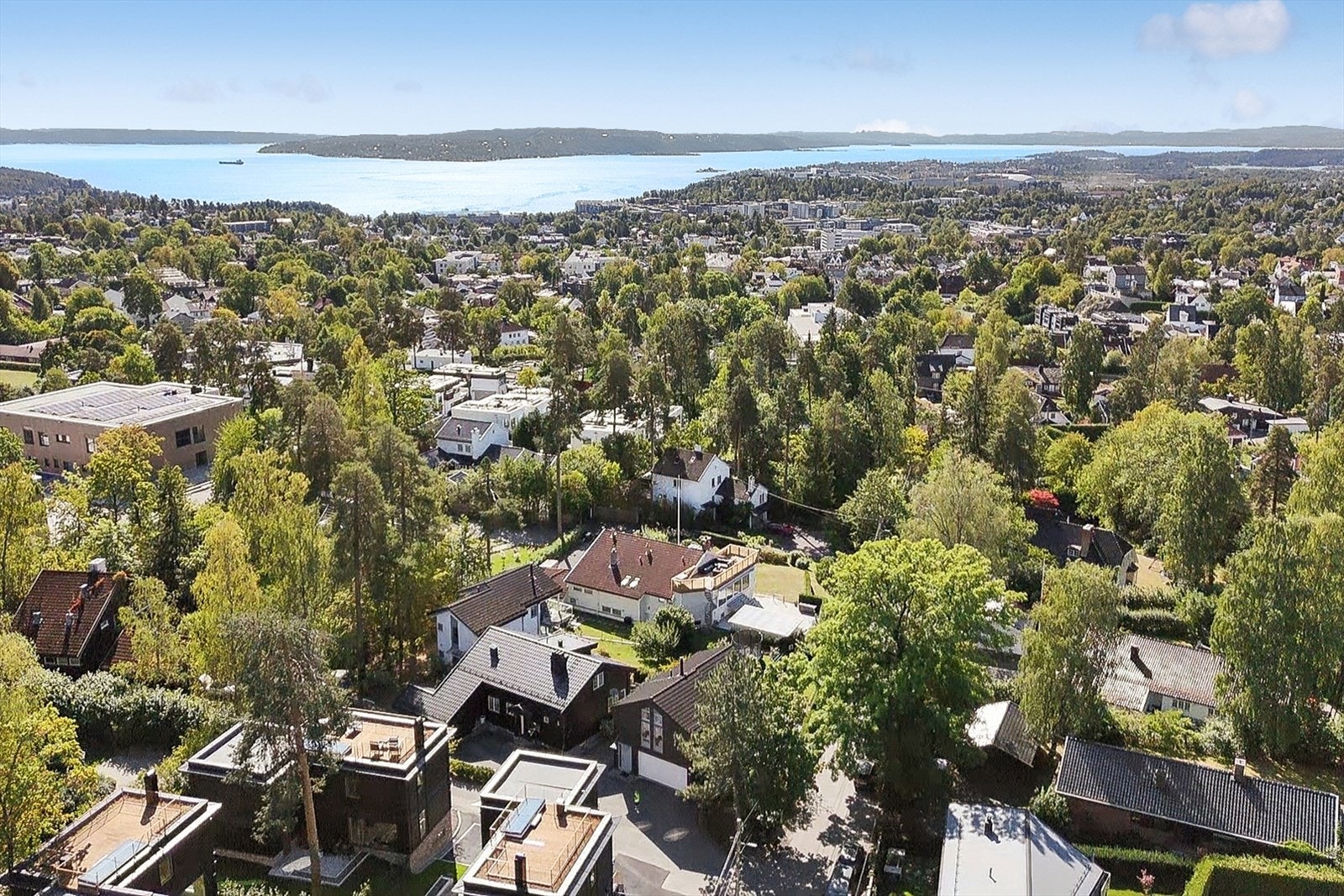 Boligen ligger i et attraktivt og populært boligområde på Ullern med nærhet til offentlig kommunikasjon, servicetilbud og flotte tur-og rekreasjonsmuligheter. Bjørnsletta skole ligger bare med noen minutters gange. Galleribilde