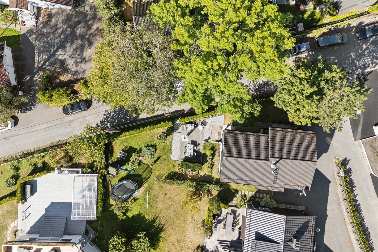 Terrasse og platting vender mot sør og vest, som gir gode solforhold det meste av dagen Galleribilde