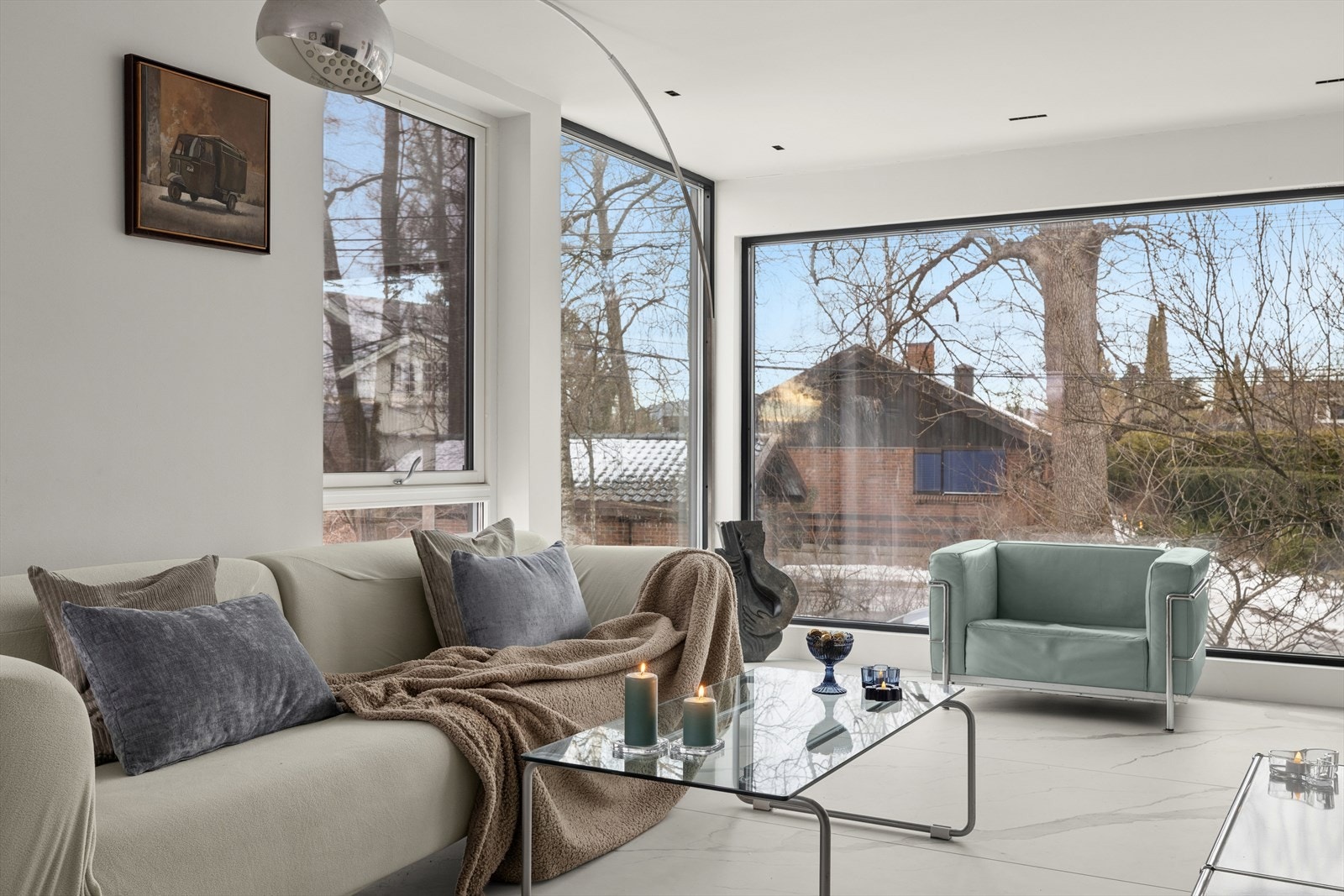 De store vinduene gjør at man kommer tett på naturen utenfor Galleribilde