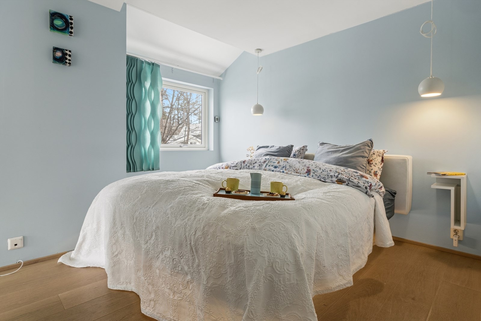 Hovedoverommet er stort og har god plass til dobbelseng med tilhørende møblement Galleribilde