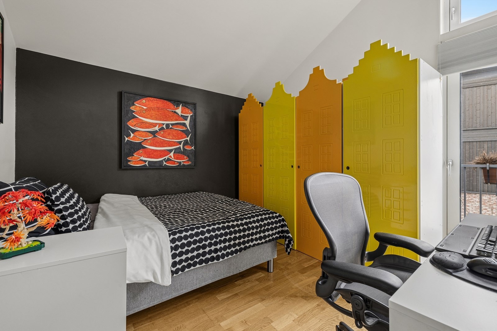 Soverom 2 er også av god størrelse og har plass til seng og garderobeskap. Perfekt som barnerom. Galleribilde